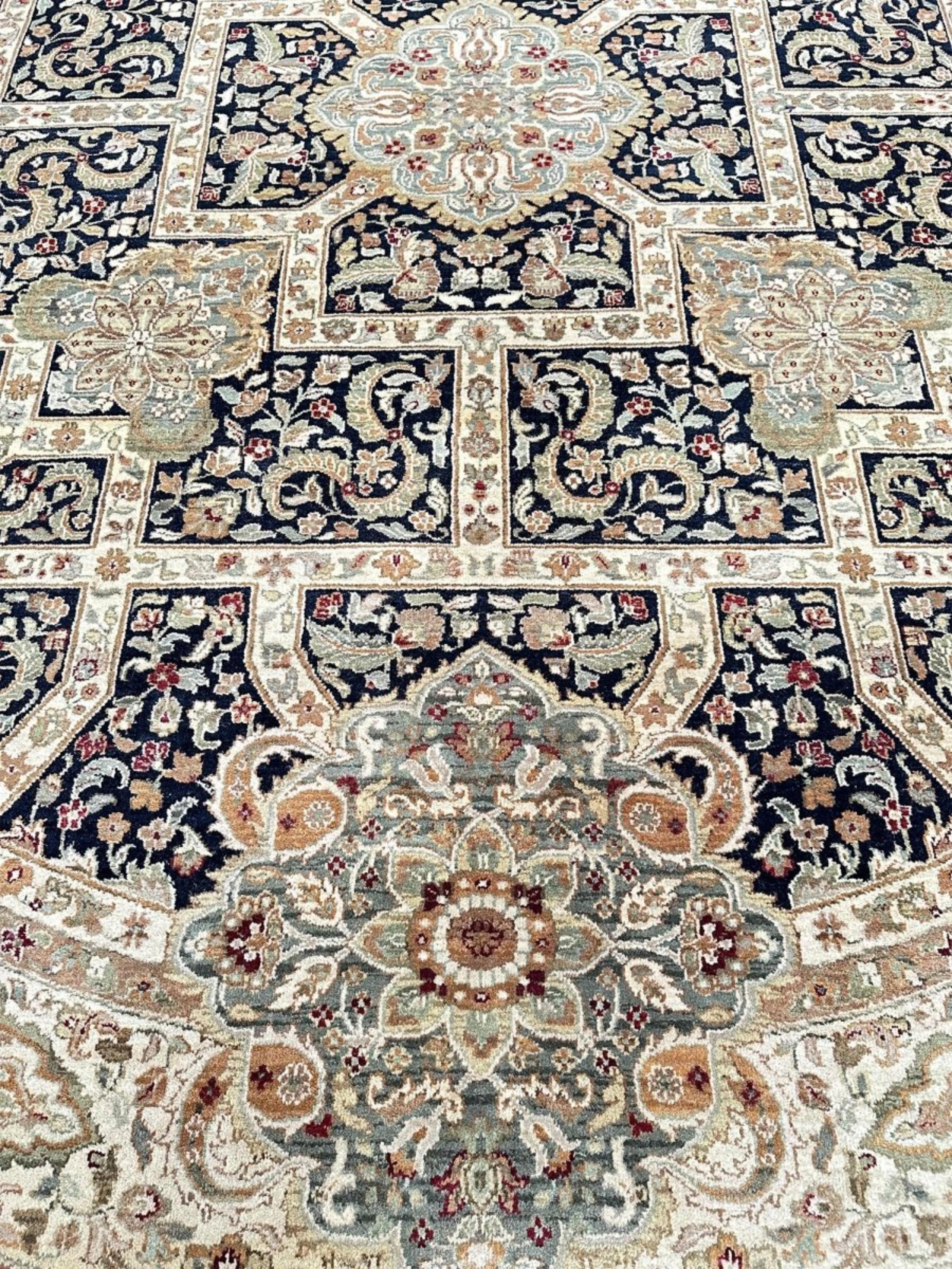 10' Hand Knotted Round Design Area Rug in vendita 3