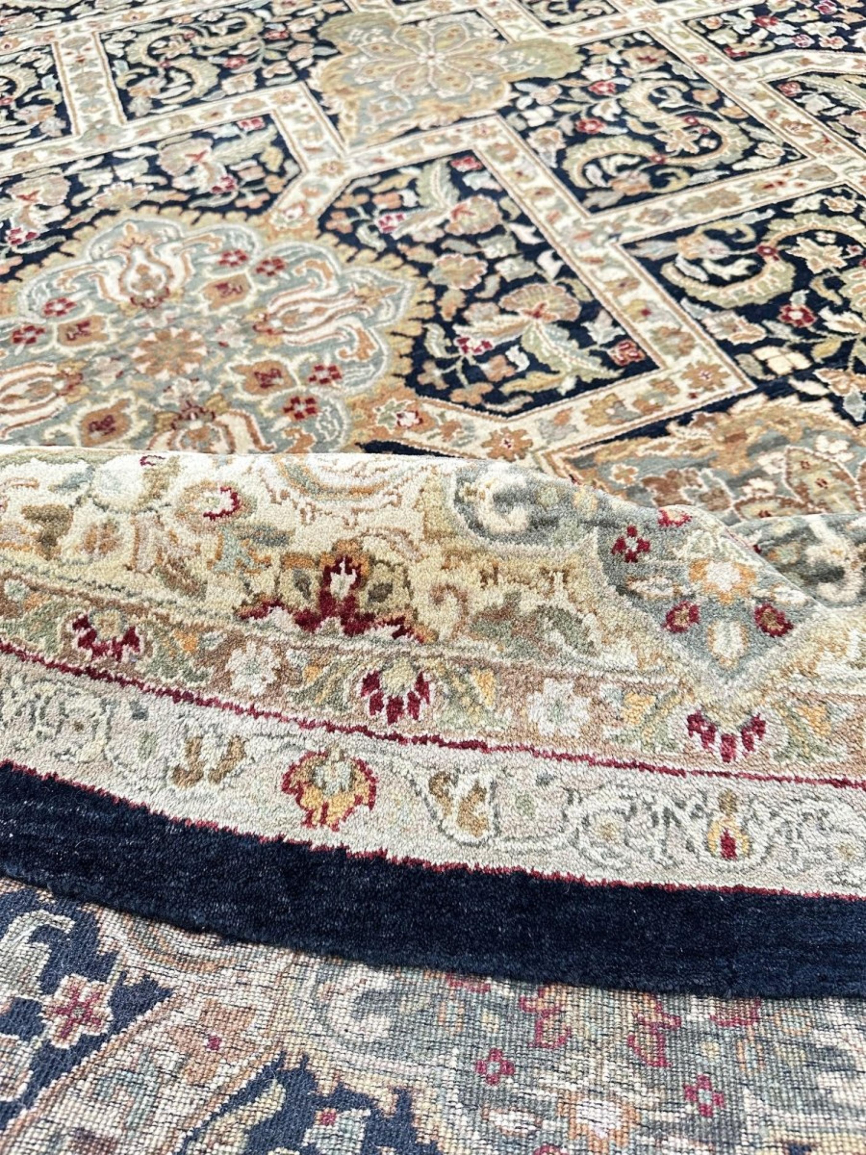 10' Hand Knotted Round Design Area Rug in vendita 4