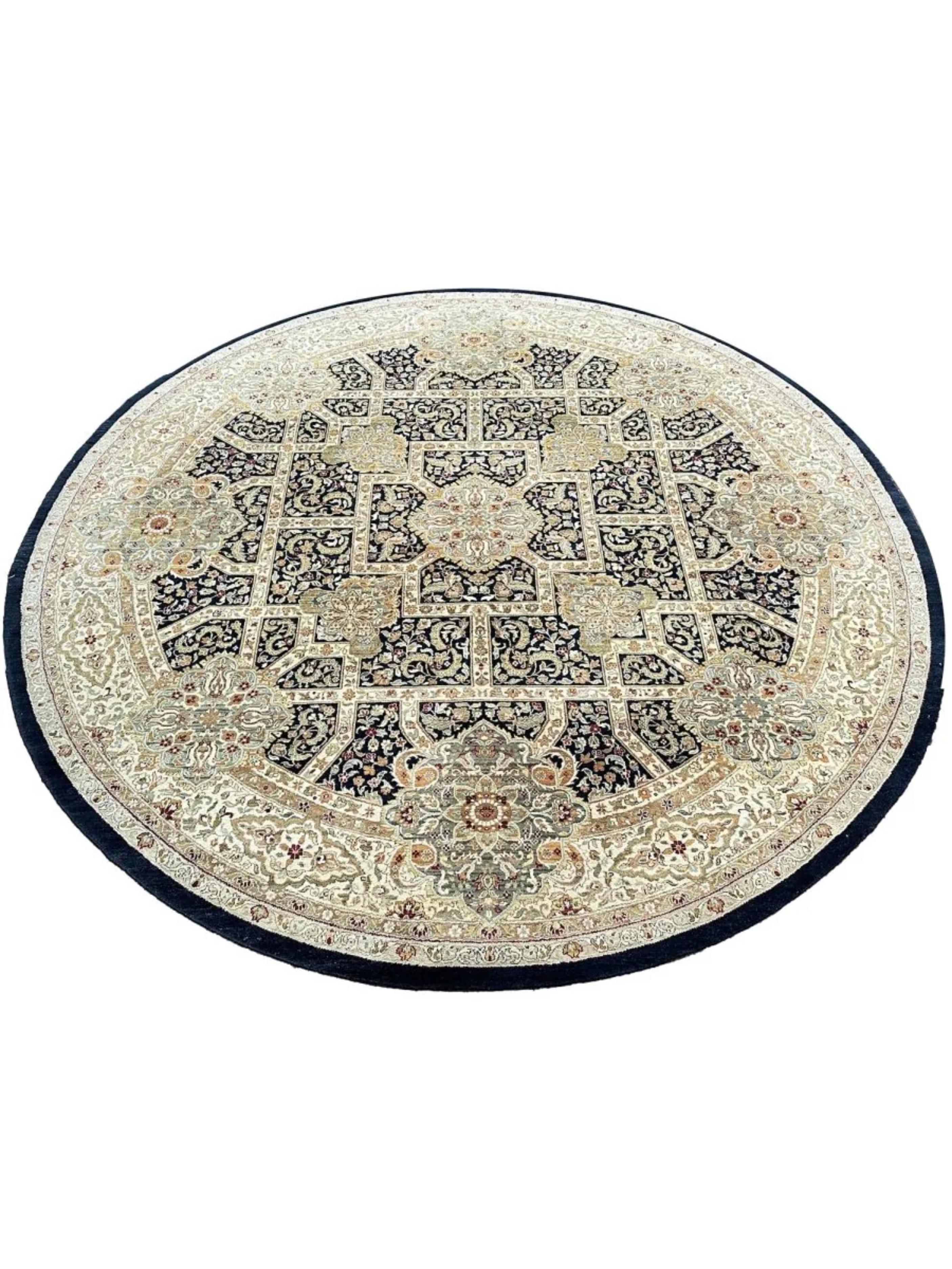 Migliora la tua casa con il tappeto rotondo 10', un tesoro unico che dona eleganza classica e fascino senza tempo a qualsiasi spazio. Realizzato a mano con lana di alta qualità, questo splendido tappeto offre una lunga durata e una consistenza