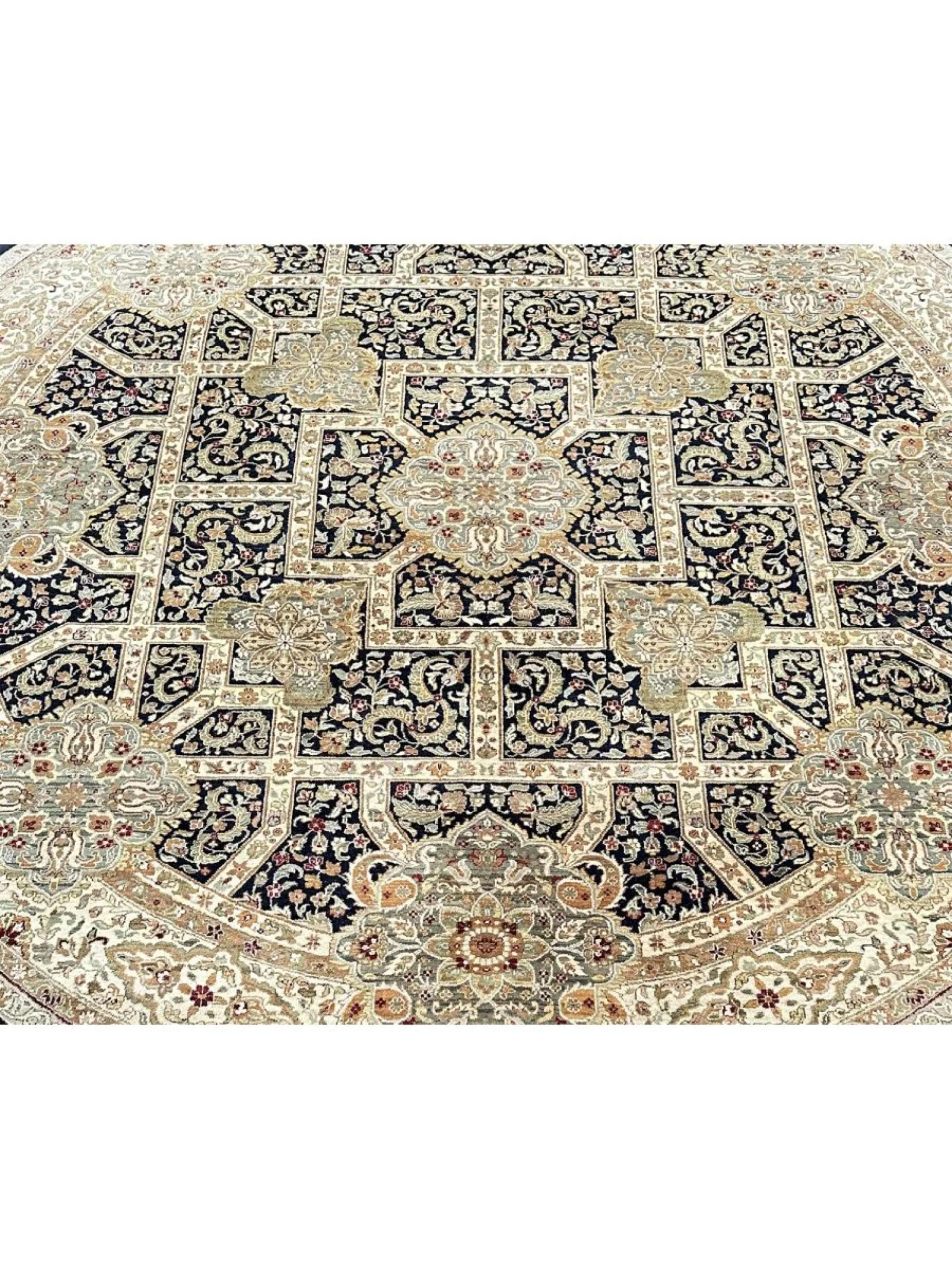 Altro 10' Hand Knotted Round Design Area Rug in vendita