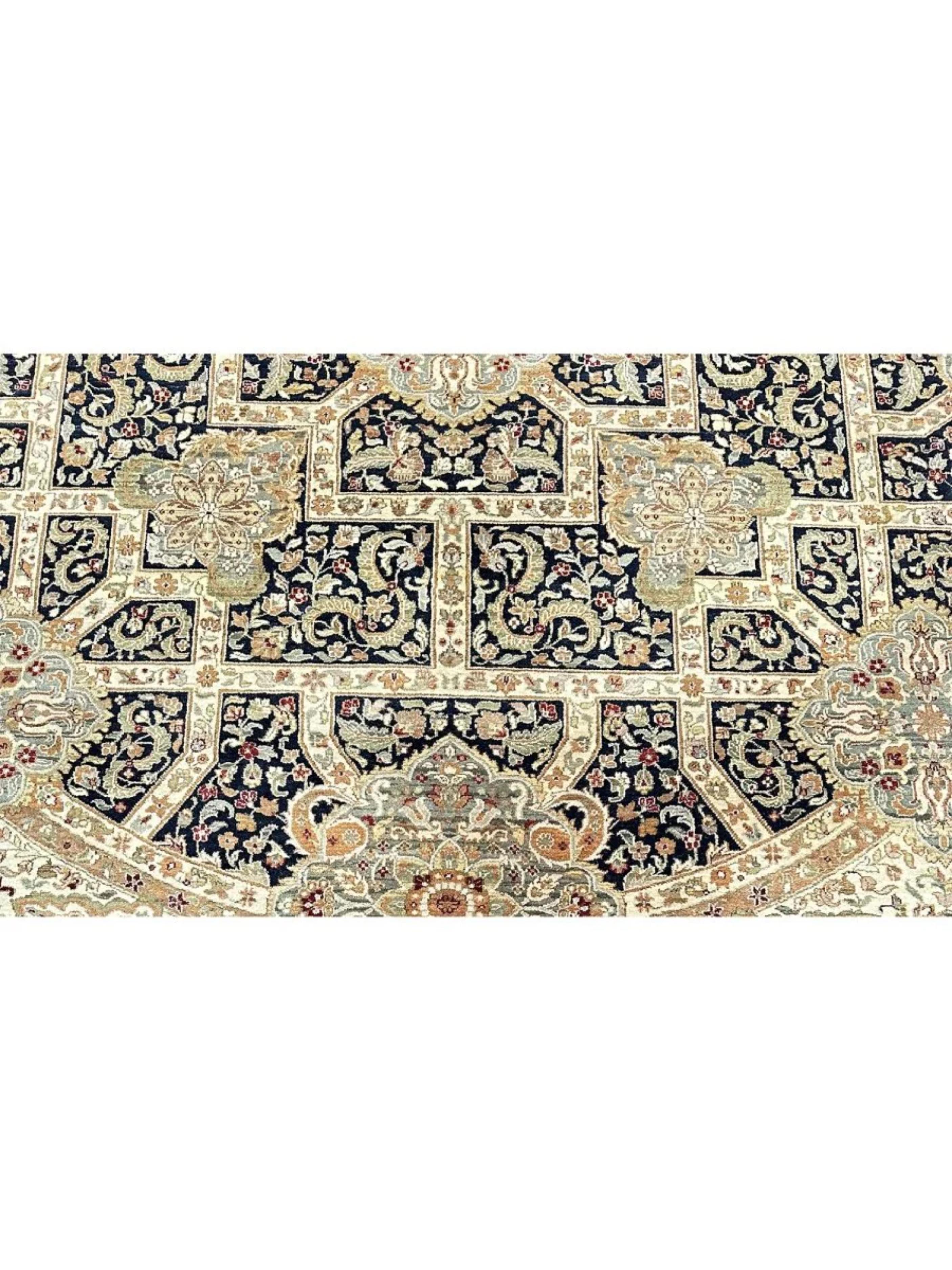 Persiano 10' Hand Knotted Round Design Area Rug in vendita