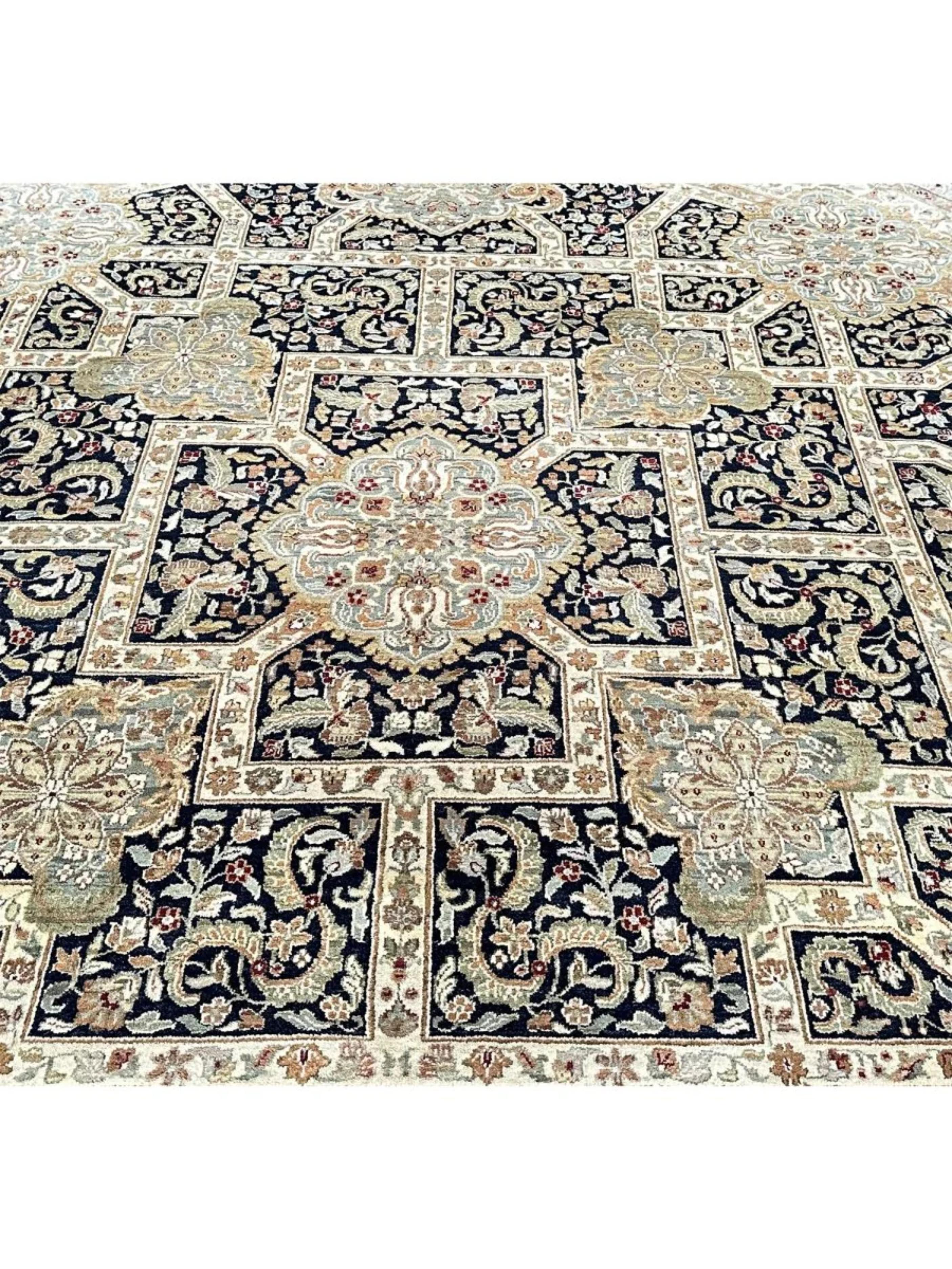 Annodato a mano 10' Hand Knotted Round Design Area Rug in vendita