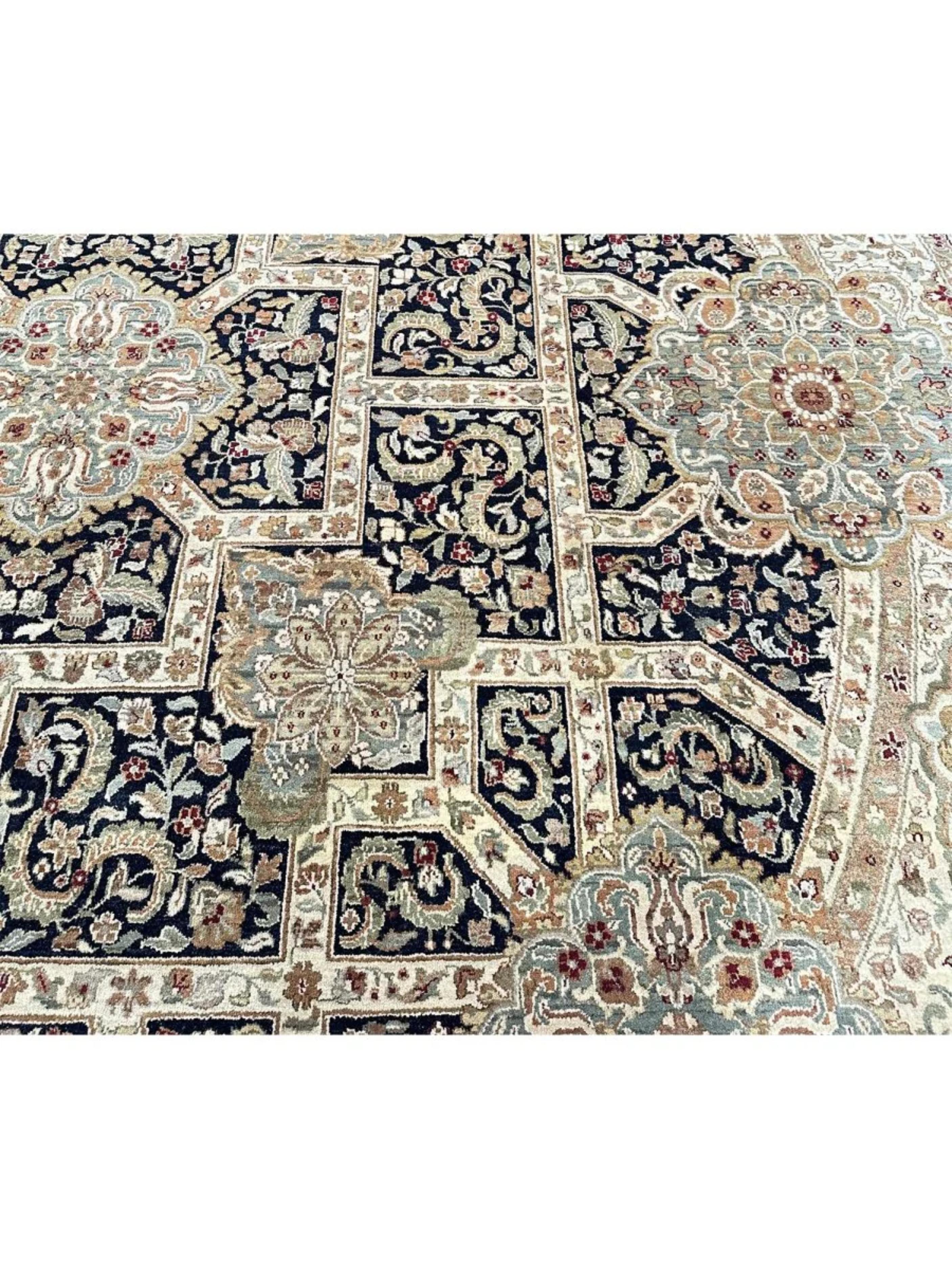 Lana 10' Hand Knotted Round Design Area Rug in vendita