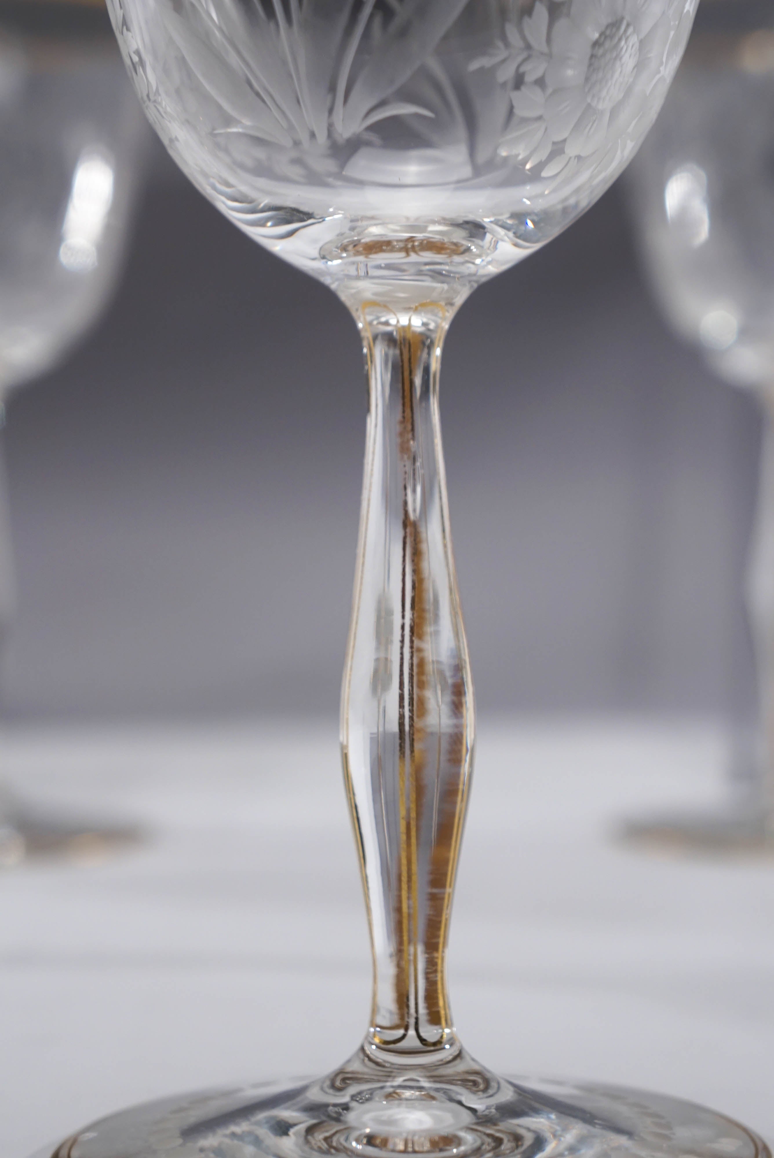 10 Copas de Vino de Cristal Soplado a Mano con Decoración Floral Tallada en Calcografía Fines del siglo XIX en venta