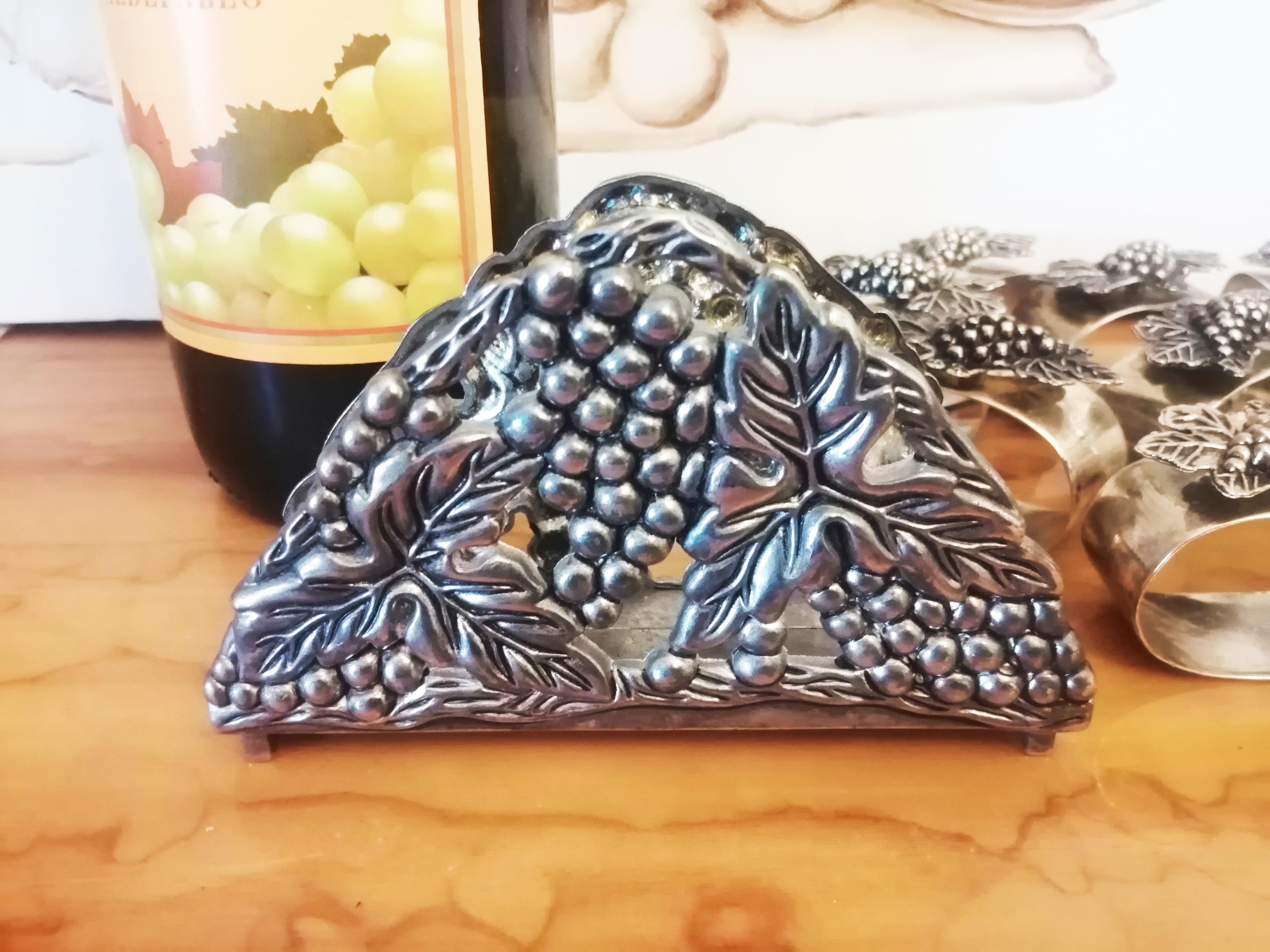 10 individual napkin rings, a napkin holder and handle holds bottles with grape 

10 individual napkin rings, a napkin holder and handle holds bottles with grape motifs

Serve your table with grape motifs in the autumn when the harvest is over