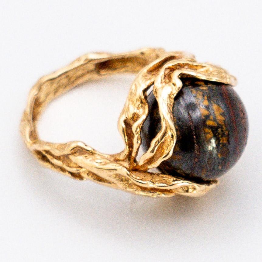 Anneau organique interchangeable conçu par Gilbert Albert (1930-2019).

Cette pièce organique convertible a été créée en Suisse par l'emblématique Gilbert Albert au début des années 1970. Cette bague sculpturale polyvalente a été conçue avec des