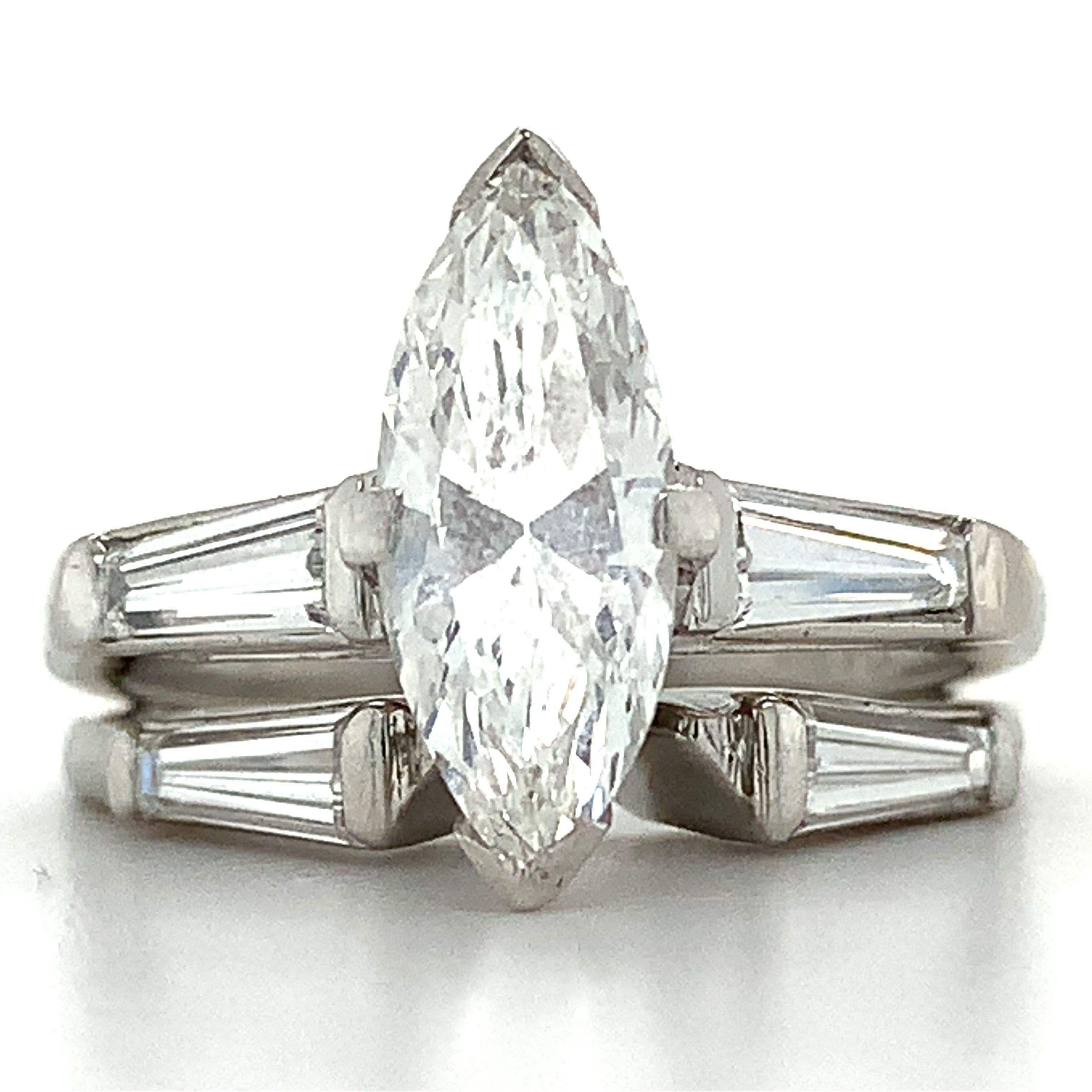 10% Iridium 90% Platin Marquise GIA zertifiziert Diamant 3 Stein Verlobungsring W / Matching Band
Ring Größe 6.5
8,8 Gramm
1 Marquiseschliff GIA-zertifizierter Diamant 1,52 Karat 
Farbe: F Klarheit: VS2
4 Diamanten im Baguetteschliff 0,50 Karat