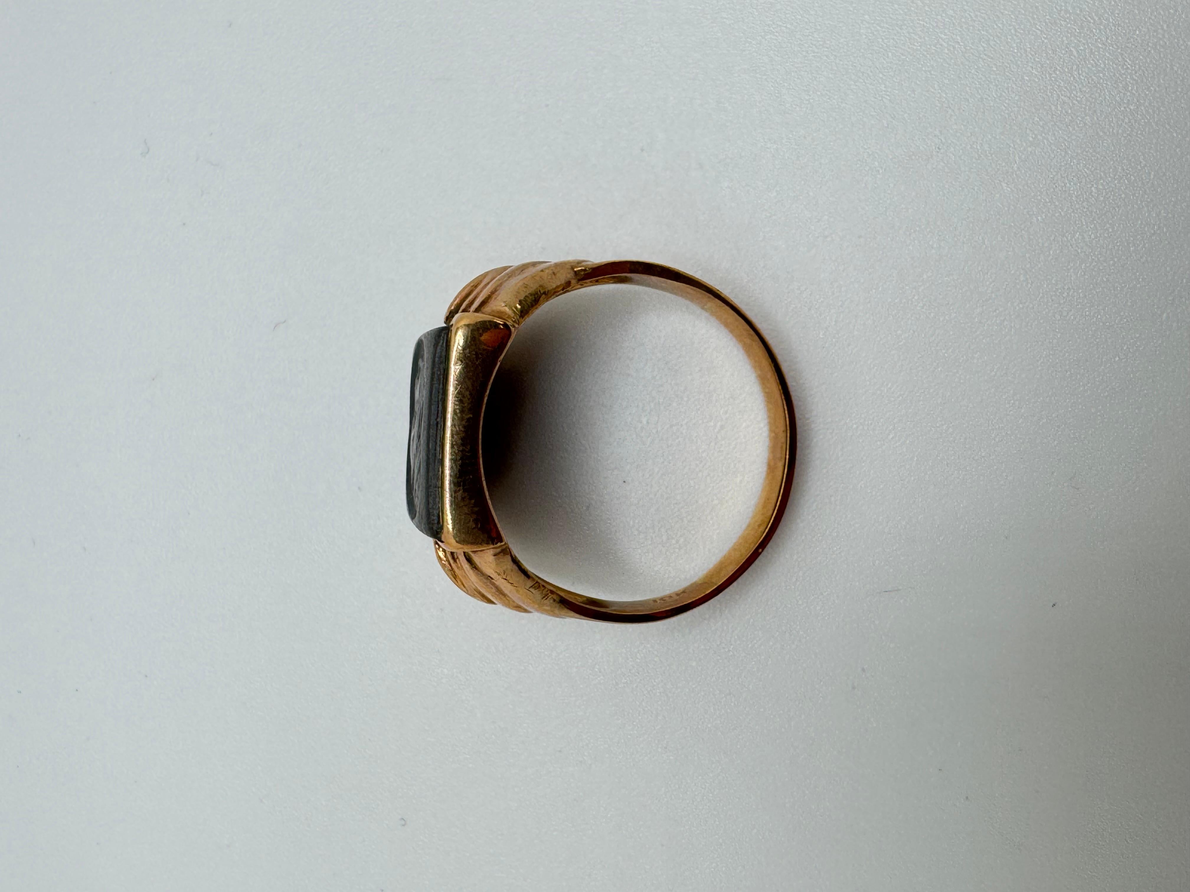 Anillo Art Decó de hematites calcográfica de 10 quilates, circa años 30 en venta 1