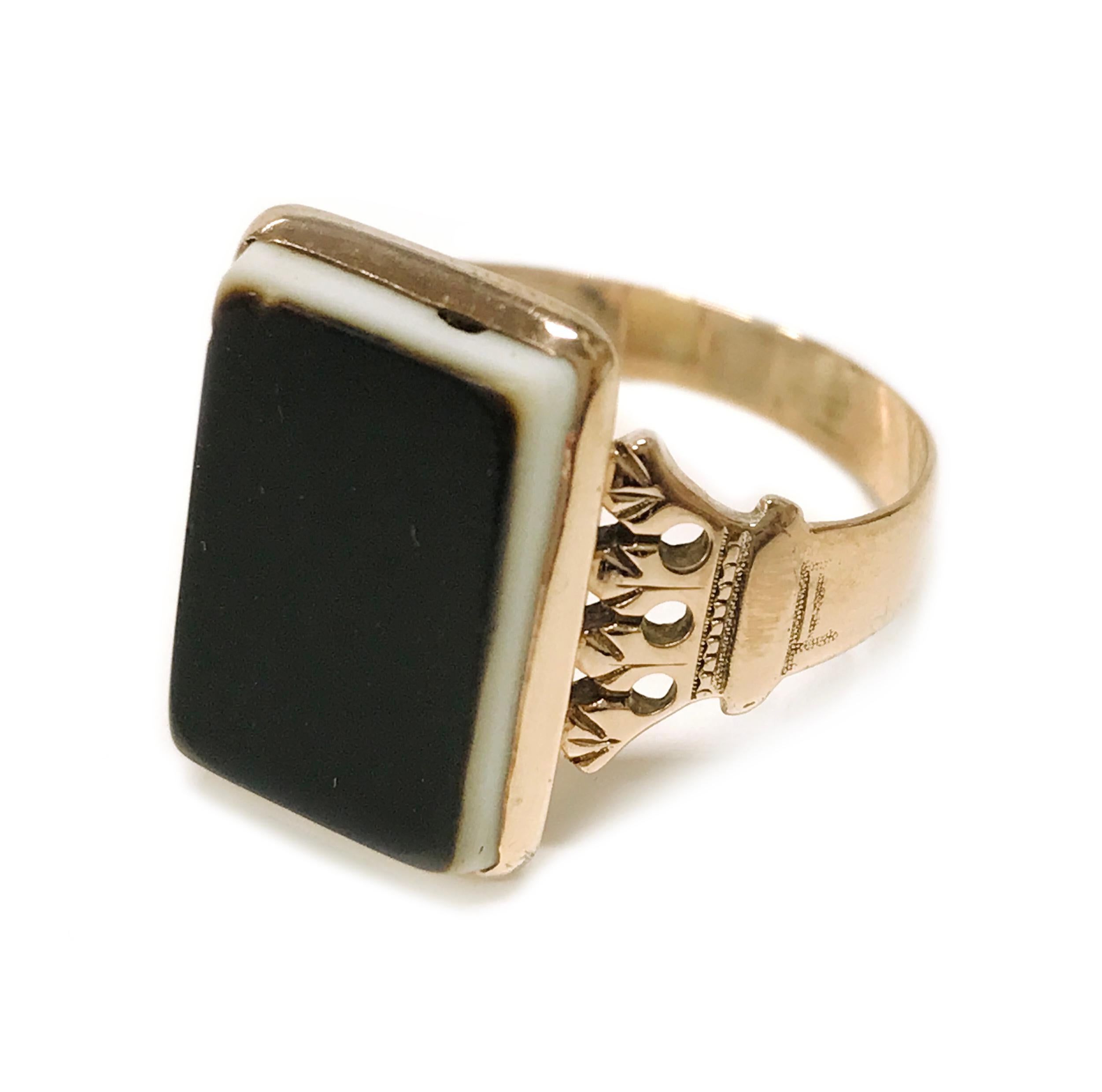 10 Karat Art Deco Sardonyx Ring, ca. 1940er Jahre. Der rechteckige Stein misst 15 mm x 10 mm. Das Band hat ein Art-Déco-Motiv mit Maserung. Die Oberseite des Steins weist Gebrauchsspuren und Kratzer auf. Die Ringgröße ist 9 1/4. Das