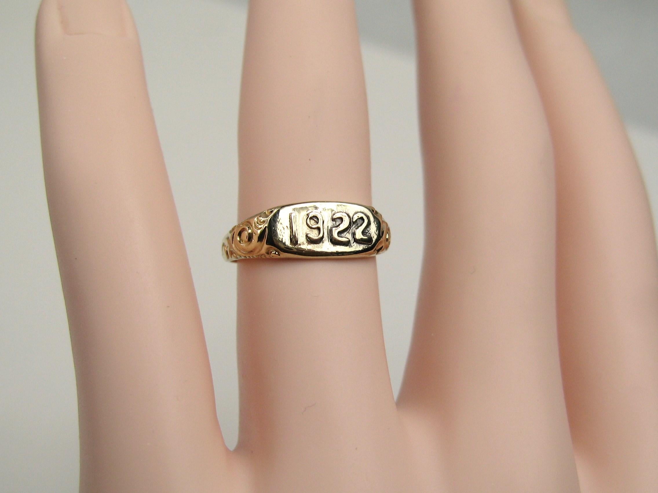 Wunderschöner 1922 geprägter 10k Gold Ring. Verschnörkeltes Design auf dem Schaft des Rings. Der Ring hat die Größe 6-1/4 und kann von uns oder Ihrem Juwelier angepasst werden. Der Ring ist auf der Innenseite des Bandes gestempelt. Der Ring ist an