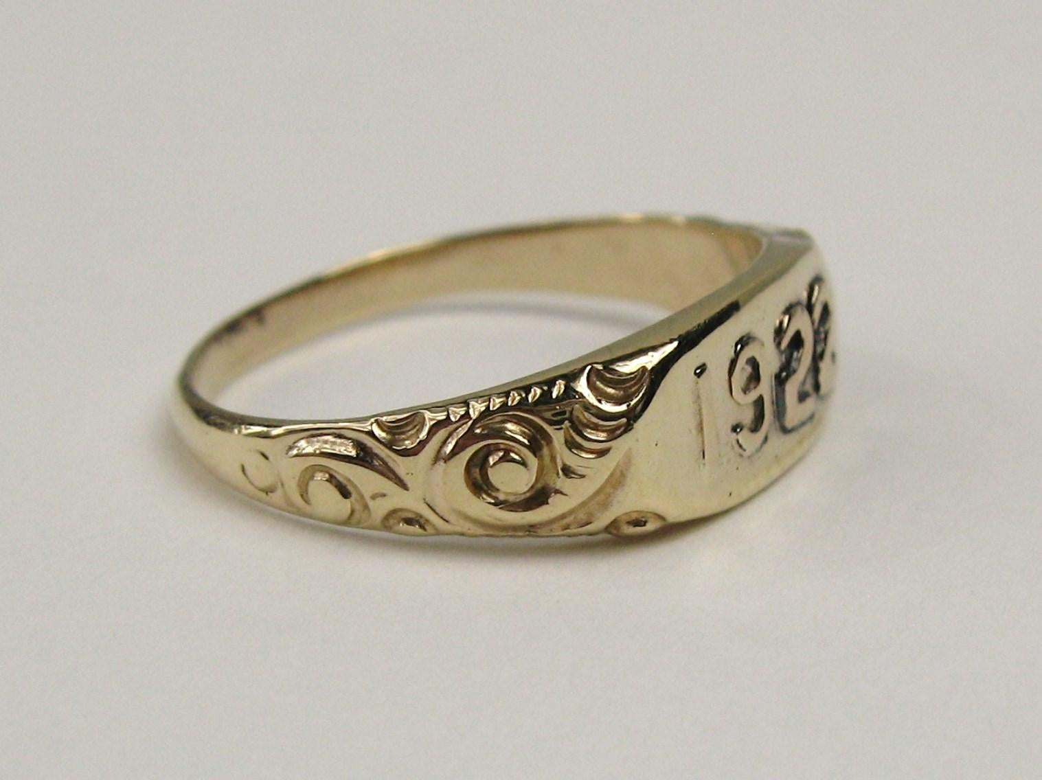 10 Karat Gold Embossed 1922 Ring In Good Condition For Sale In Wallkill, NY