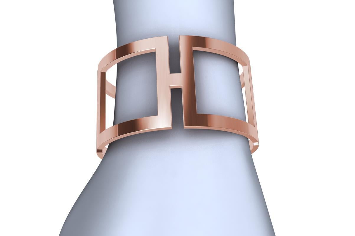 Tiffany Designer , Thomas Kurilla  Créée  un nouveau style de bracelet manchette rectangulaire en or rose 10K, 3 x 1.45 mm d'épaisseur x  mm 31 .25 de large. Il s'agit de l'un de mes premiers designs.  J'ai utilisé le simple rectangle dans un état