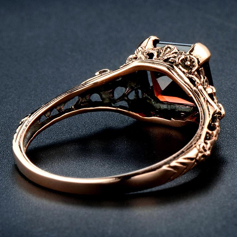 10 Karat Rose Gold Garnet Cocktail Ring In New Condition In Bangkok, TH