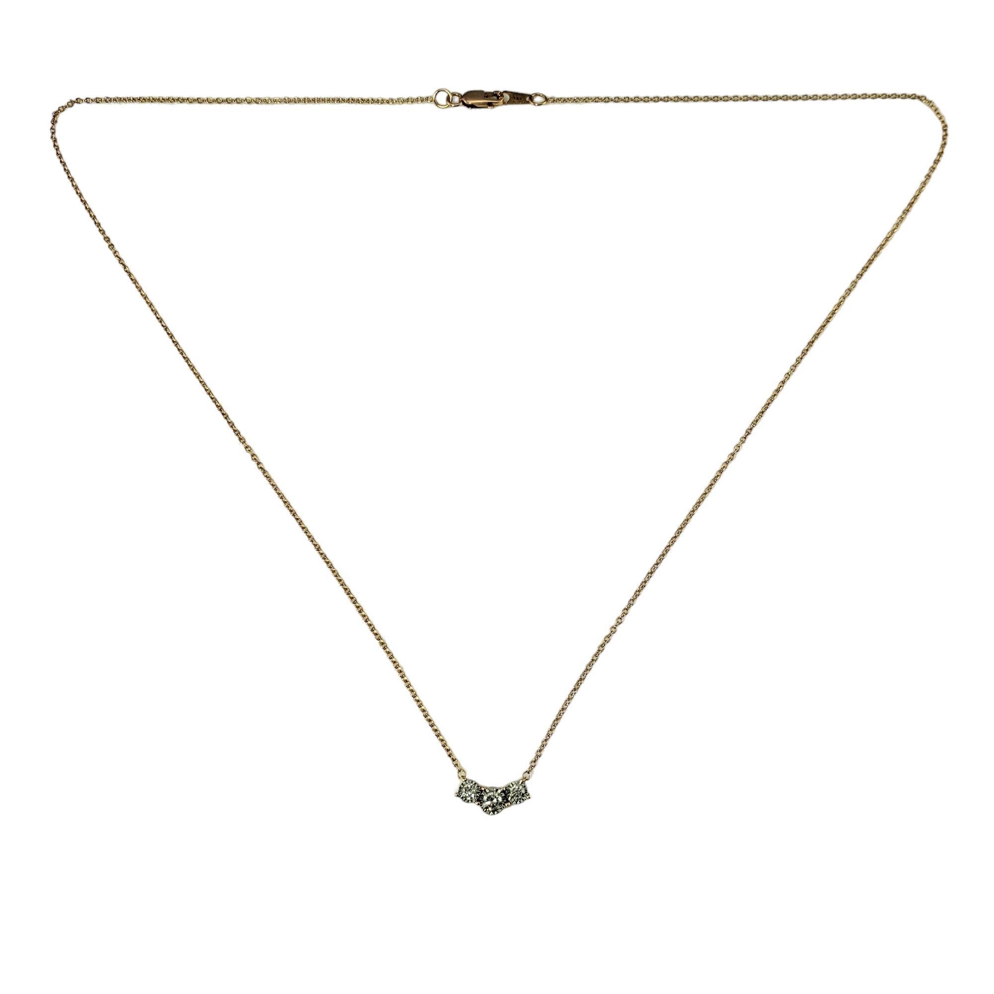 Vintage 10K Rose Gold Diamant-Anhänger Halskette-

Diese funkelnde Halskette besteht aus drei runden Diamanten im Brillantschliff, die in klassisches 10-karätiges Roségold gefasst sind.

Ungefähres Gesamtgewicht der Diamanten:  .20 ct.

Farbe des