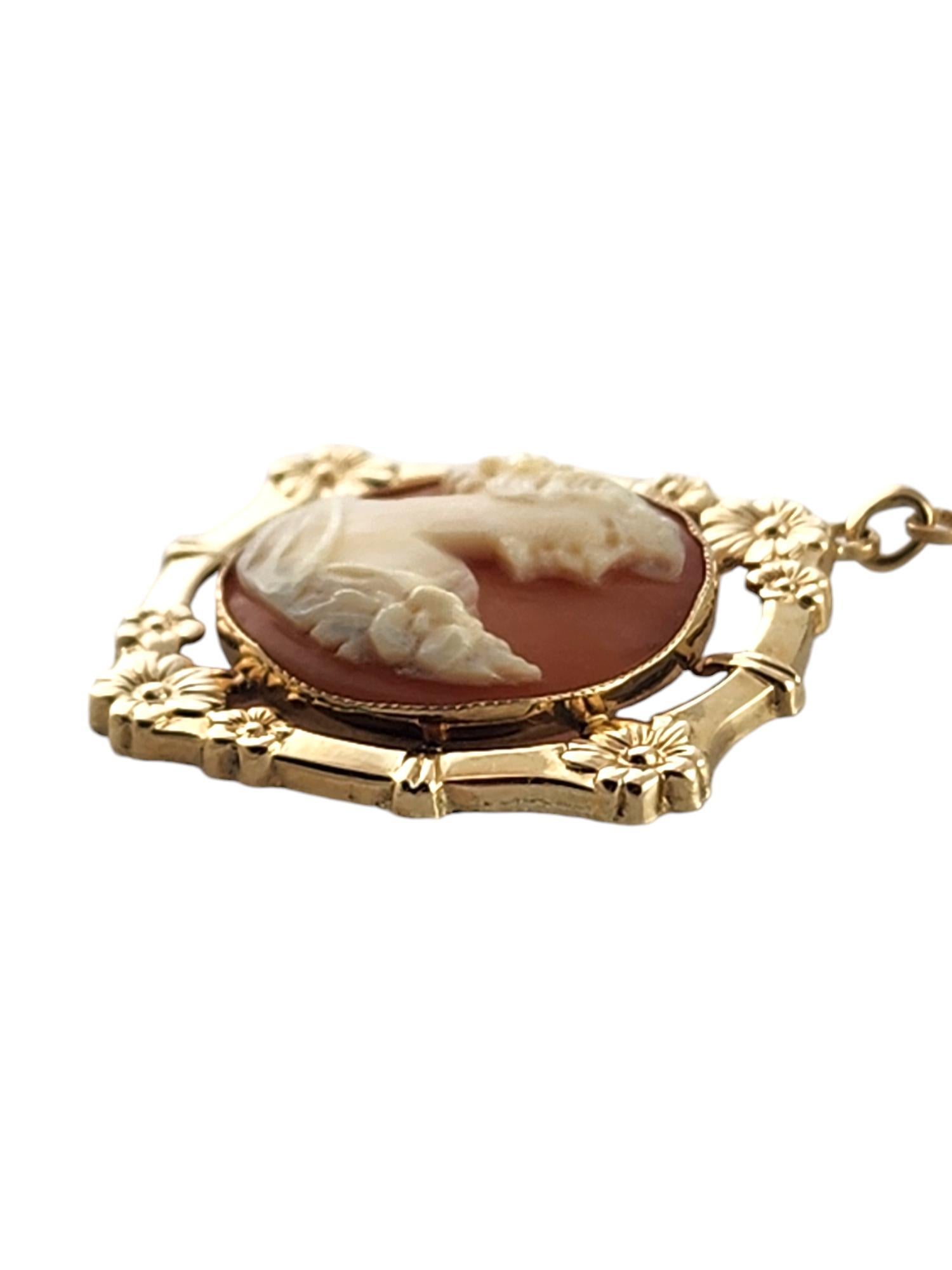 10 Karat Tri Gold Cameo Pendant Necklace #18536 In Good Condition For Sale In Washington Depot, CT