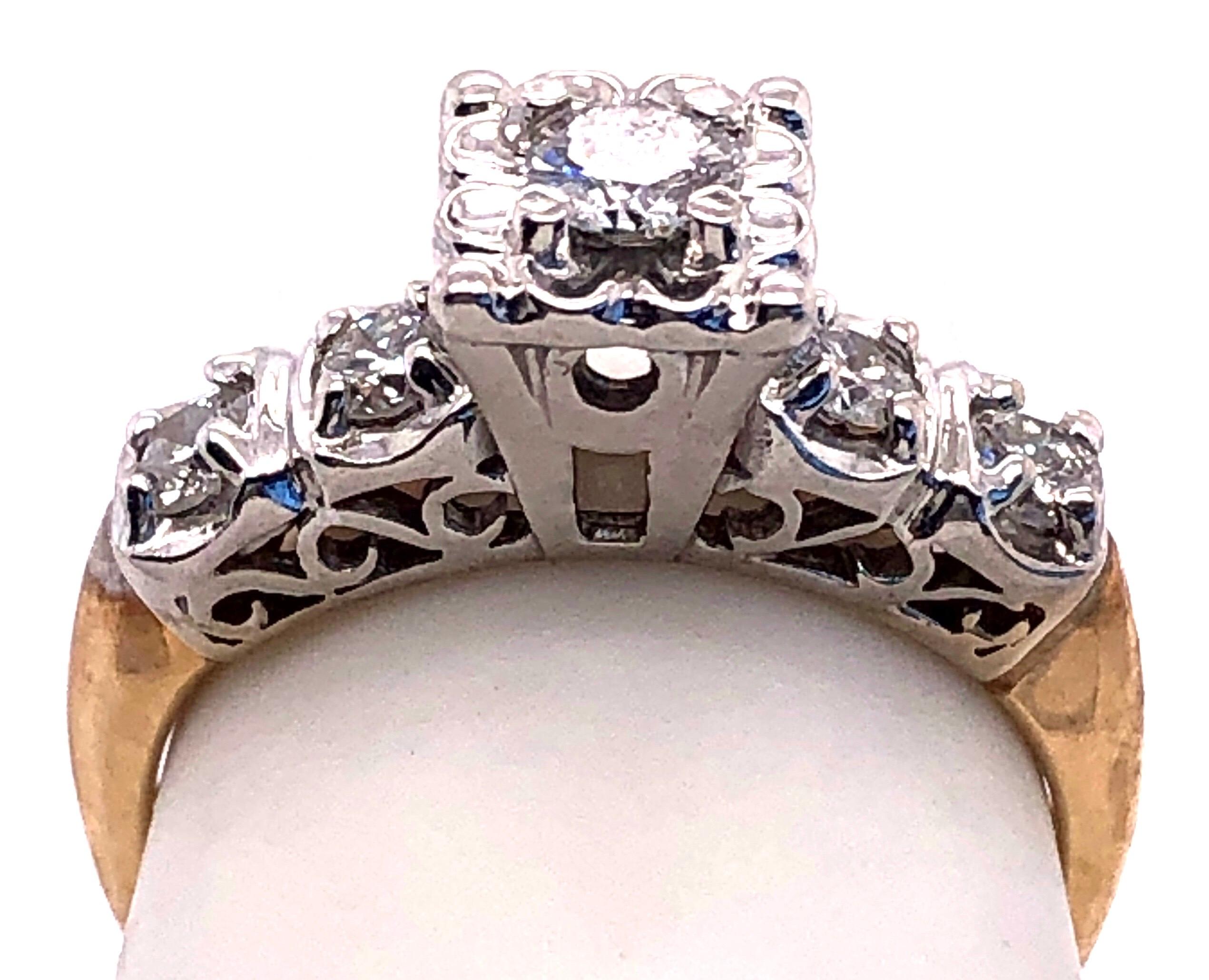 Moderno Anello di fidanzamento con diamante in oro 10 carati bicolore 0,60 TDW in vendita