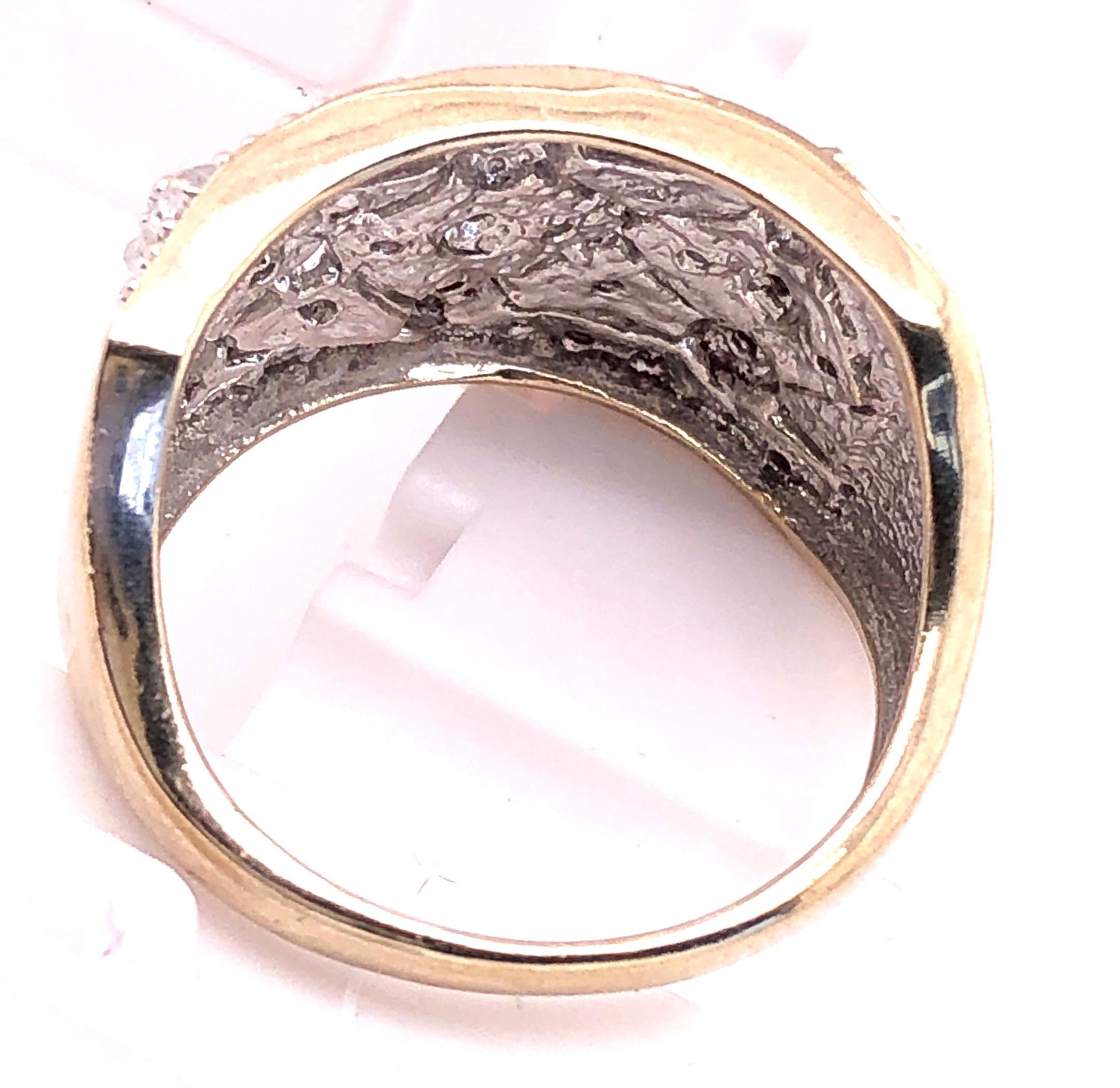 10 Karat Two-Tone Yellow and White Gold with Diamond Accents Fashion Ring Band In Good Condition For Sale In Manhasset, NY