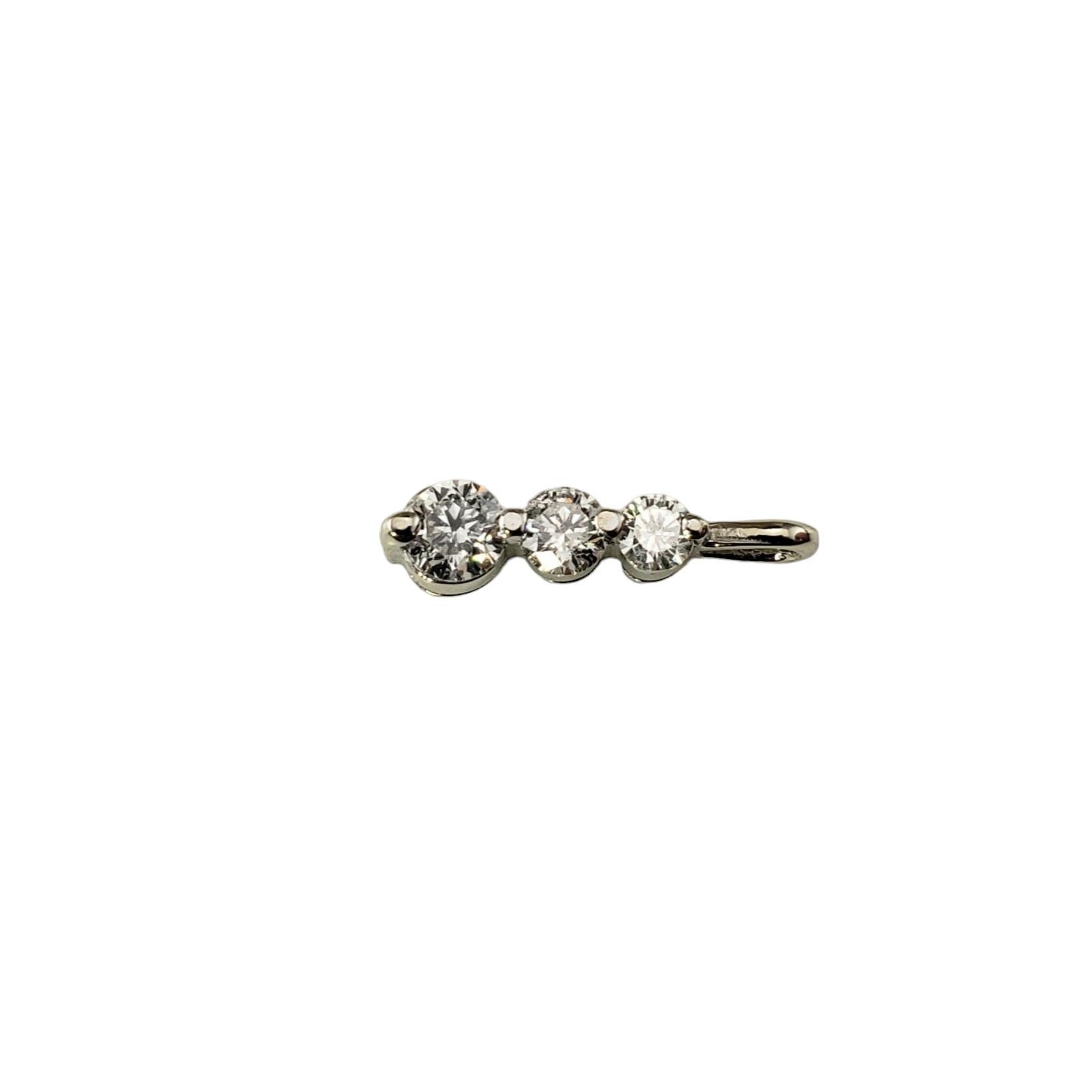 Ciondolo in oro bianco 10 carati e 3 diamanti.

Questo scintillante pendente presenta tre diamanti rotondi taglio brillante incastonati nel classico oro bianco 10K.

Peso totale approssimativo del diamante: .30 ct.

Colore del diamante: