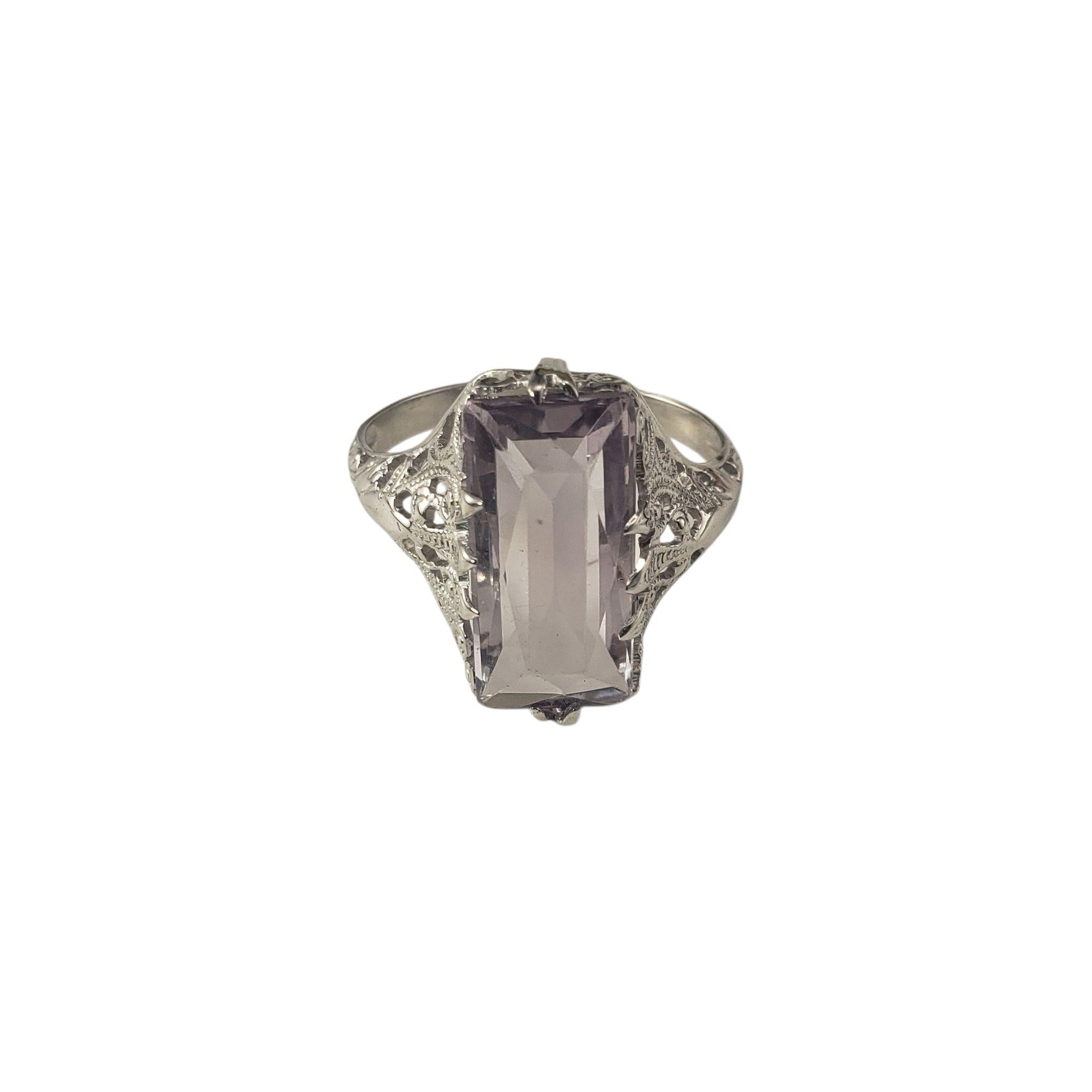 Bague en or blanc 10 carats et améthyste Taille 6.25-6.5-

Cette bague vintage accrocheuse présente une belle améthyste rectangulaire (14,5 mm x 6,6 mm) sertie dans un filigrane d'or blanc 10K magnifiquement détaillé. Parfait pour les anniversaires