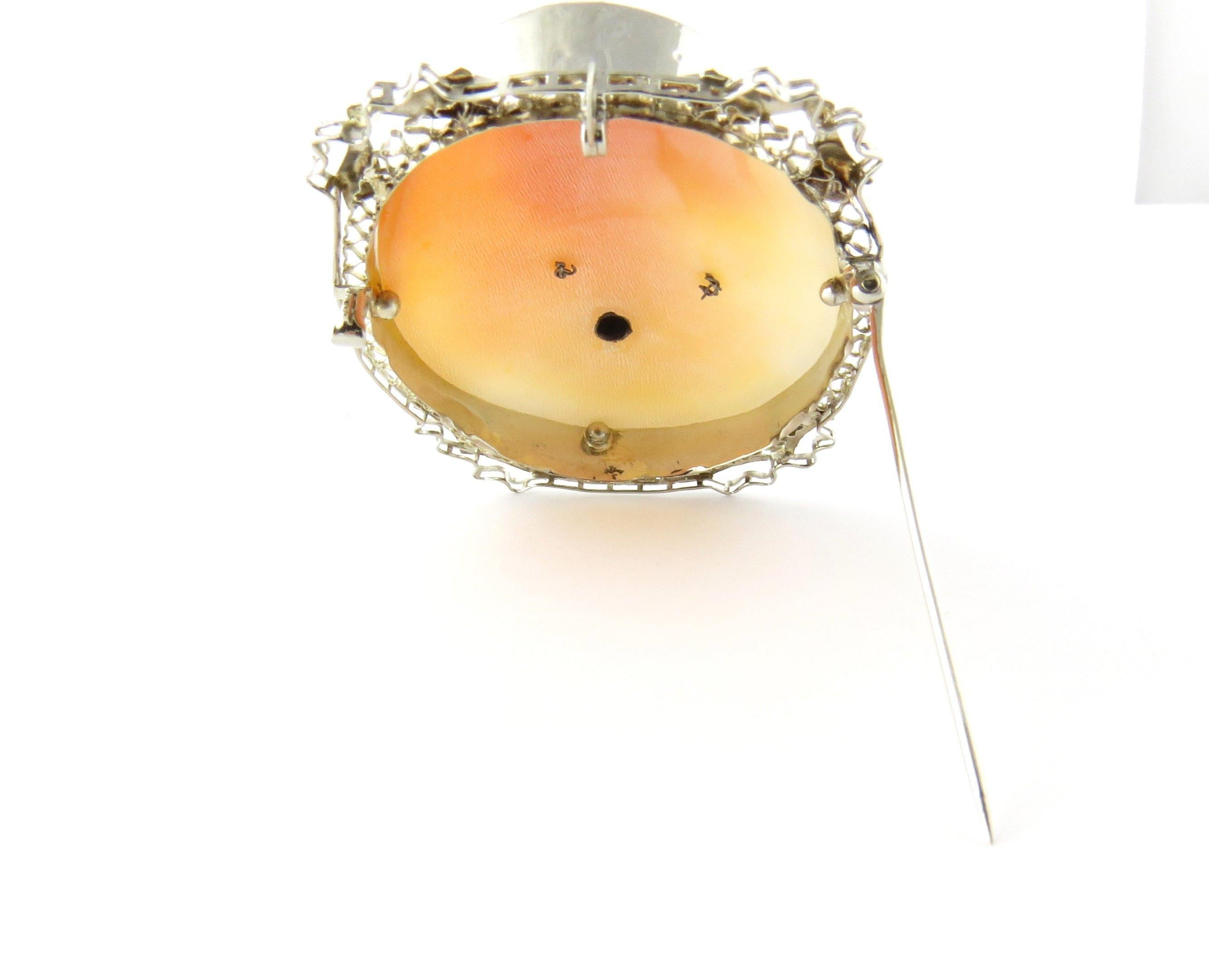 Taglio rotondo Ciondolo o spilla con cammeo in oro bianco 10 carati e diamanti in vendita