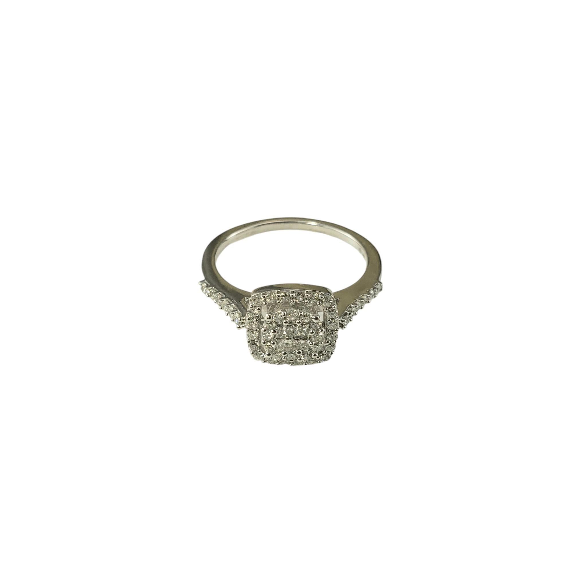 Bague en or blanc 10 carats et diamants Taille 7

Cette bague à grappes étincelante présente 44 diamants ronds de taille brillante et quatre diamants de taille princesse sertis dans de l'or blanc 10K classique. 

 Largeur : 9 mm. Queue : 1,4