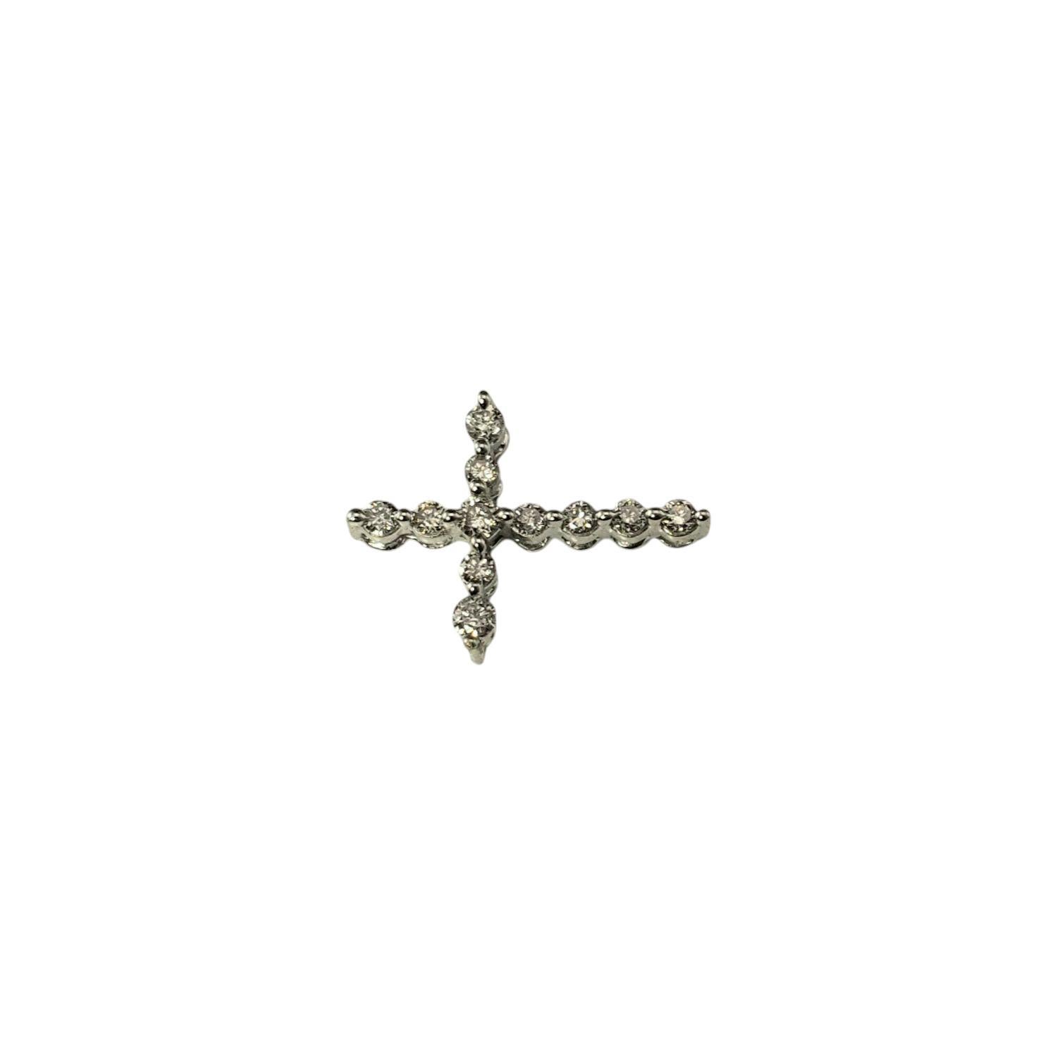 Ciondolo a forma di croce in oro bianco 10 carati e diamanti.

Questo scintillante pendente a croce presenta 11 diamanti rotondi taglio brillante incastonati nel classico oro bianco 10K.

Peso totale approssimativo del diamante: .10 ct.

Colore del