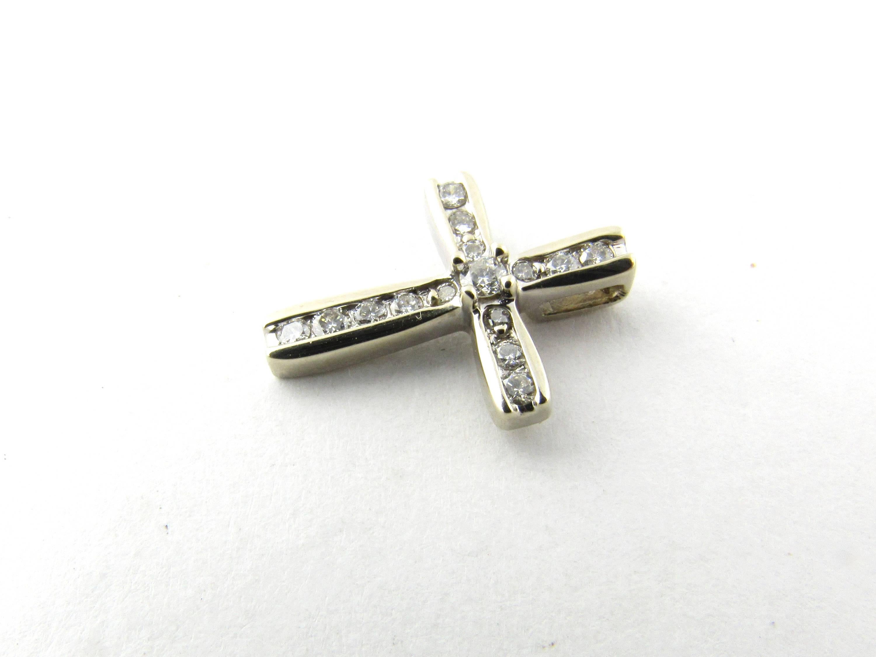 Vintage 10 Karat White Gold and Diamond Cross Pendant-

This exquisite cross pendant features five round brilliant cut diamonds in its center. Beautifully detailed in 10K white gold.

Approximate total diamond weight: .10 ct.

Diamond color: