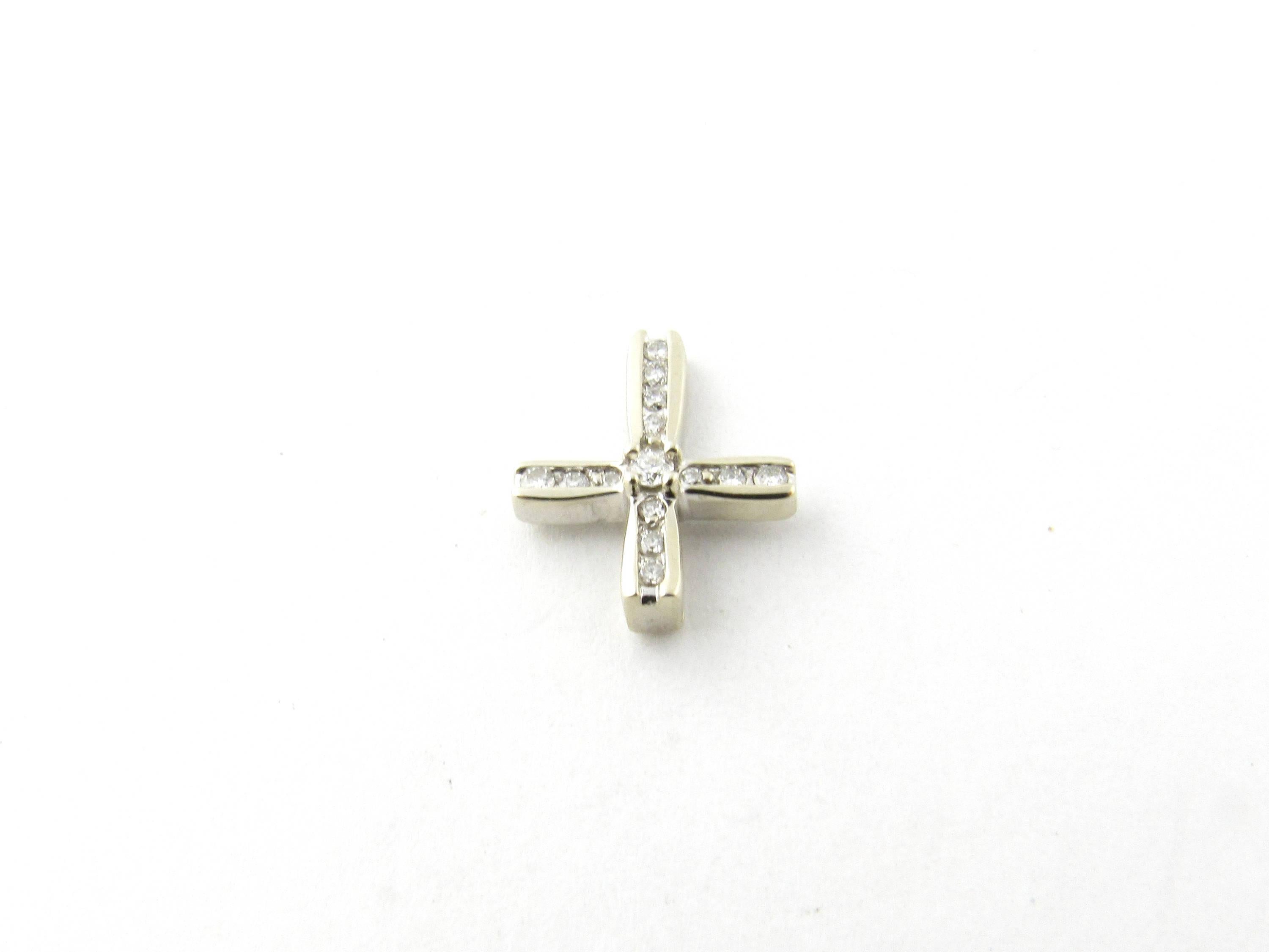 10 Karat White Gold and Diamond Cross Pendant In Good Condition In Washington Depot, CT