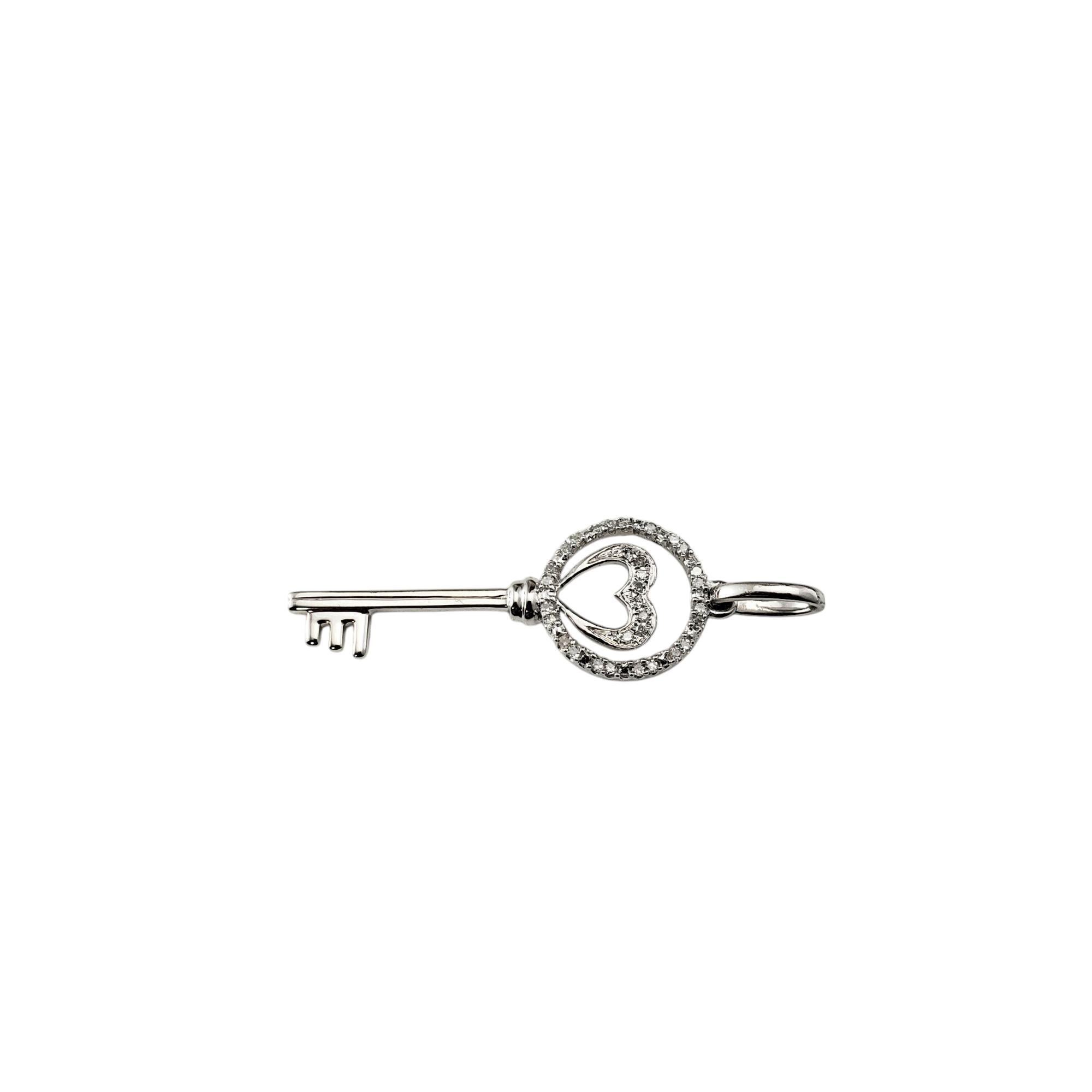 Ciondolo a forma di chiave con cuore in oro bianco 10K e diamanti.

Dalle la chiave del tuo cuore!

Questo scintillante ciondolo con chiave a cuore presenta 32 diamanti rotondi a taglio singolo incastonati nel classico oro bianco 10K.

Peso totale