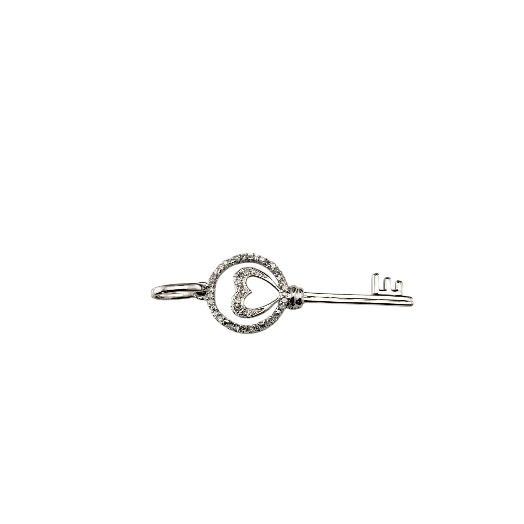 Taglio singolo Ciondolo con chiave a cuore in oro bianco 10 carati e diamanti #20957 in vendita