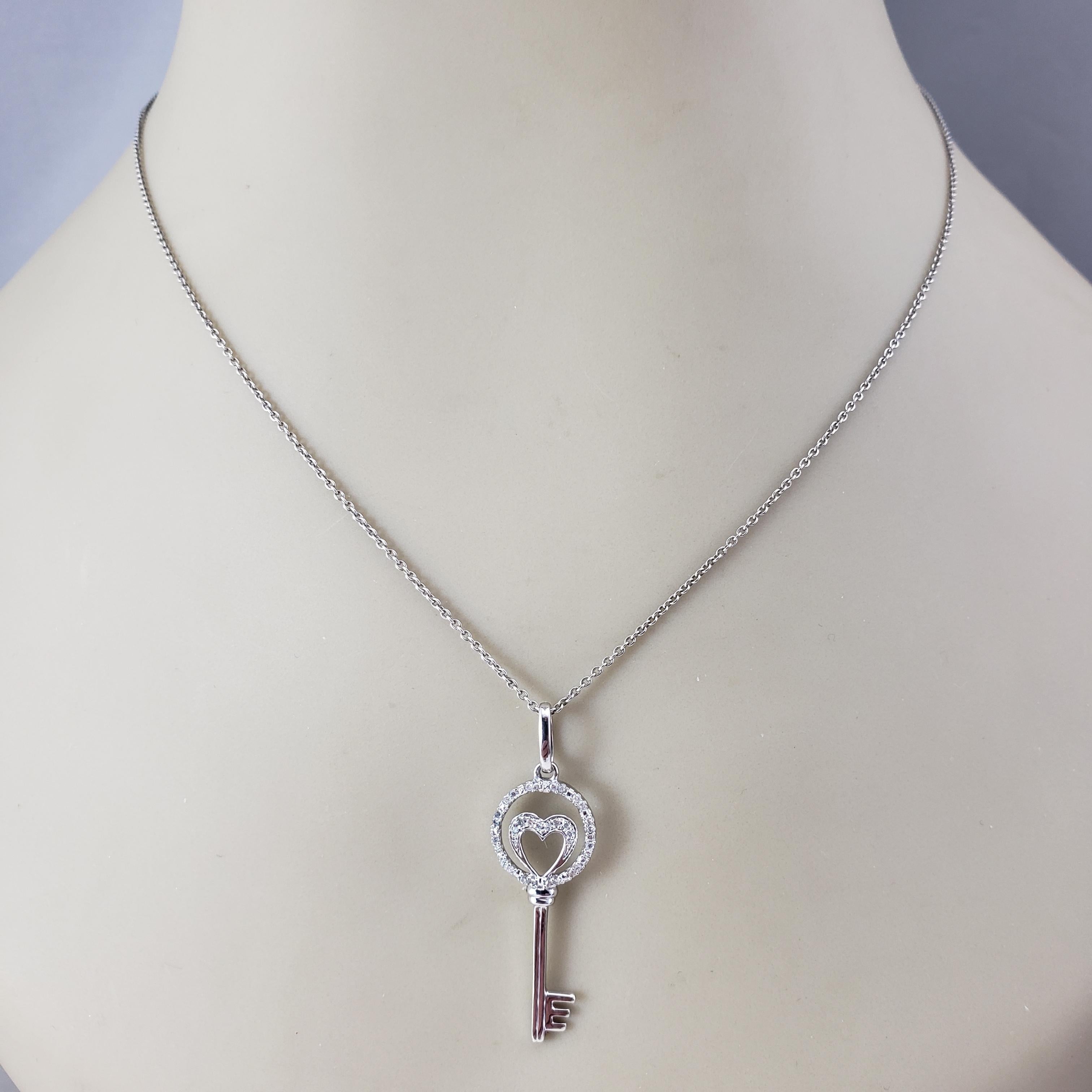 Ciondolo con chiave a cuore in oro bianco 10 carati e diamanti #20957 in vendita 2