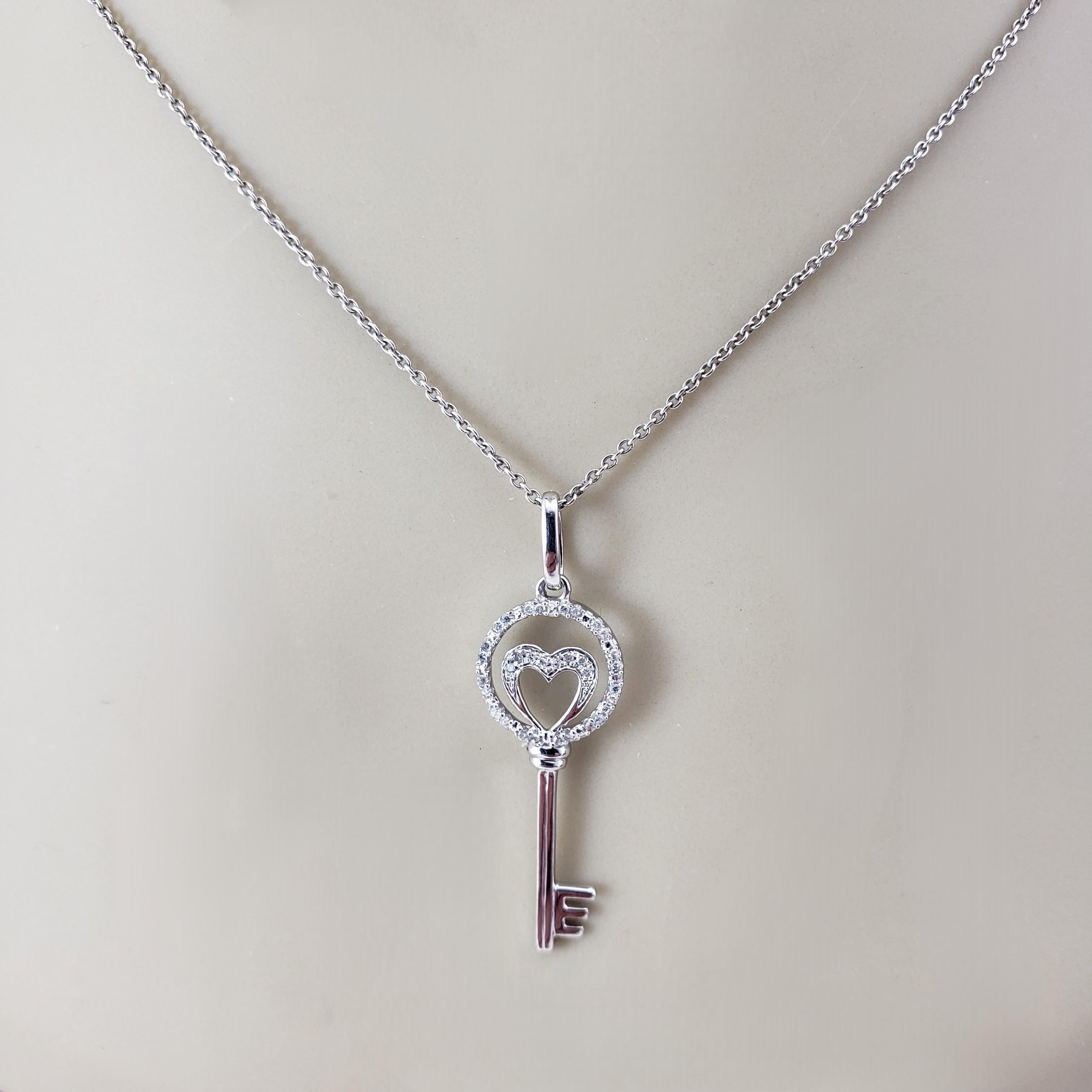Ciondolo con chiave a cuore in oro bianco 10 carati e diamanti #20957 in vendita 3