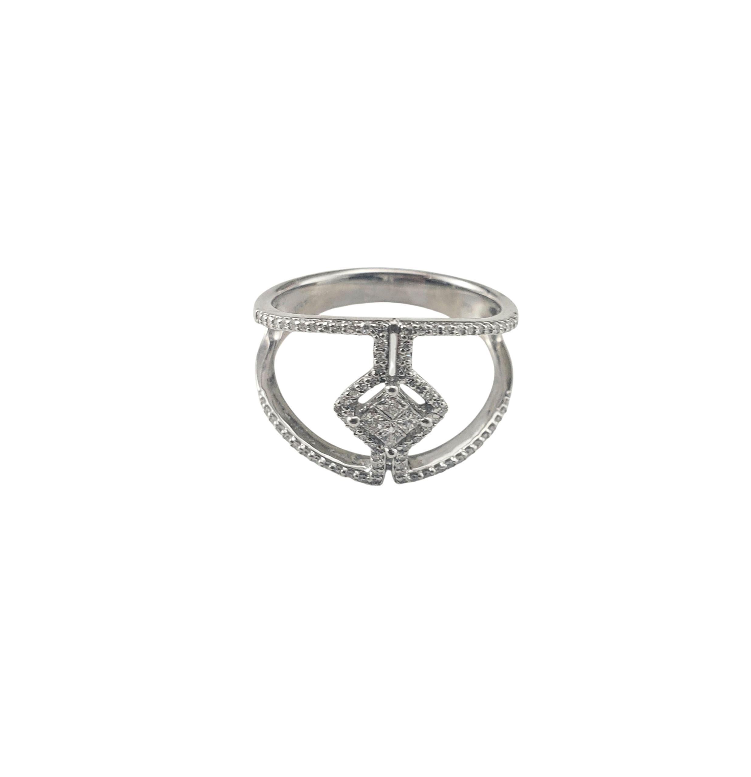 Anillo de oro blanco de 10 quilates y diamantes talla 7.75

Elaborado en oro blanco de 10 quilates, este brillante anillo presenta cuatro diamantes de talla princesa en su centro, enmarcados por un diseño calado acentuado con 80 diamantes redondos