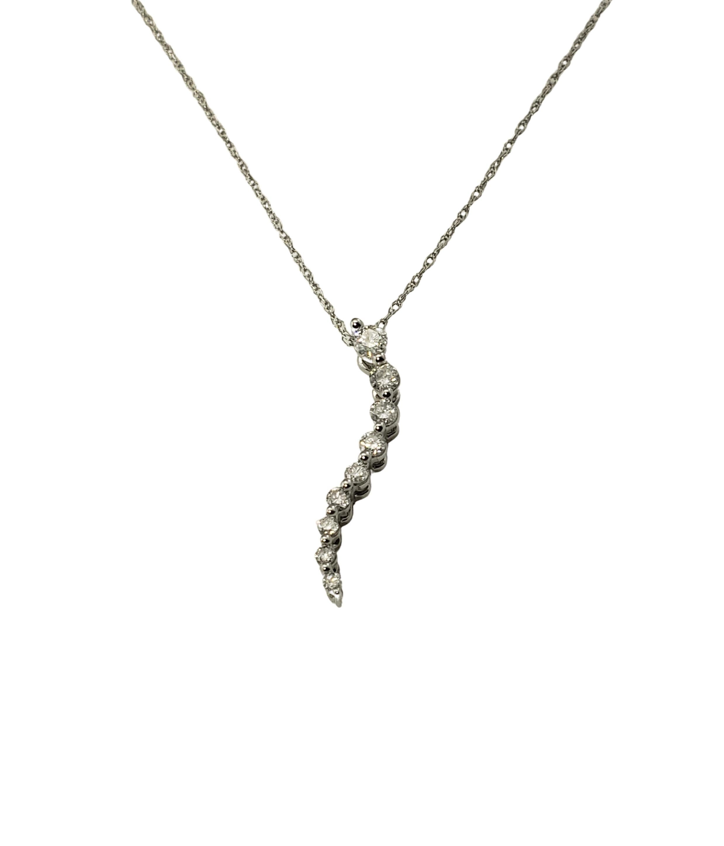 10 Karat White Gold and Diamond Pendant Necklace For Sale 2