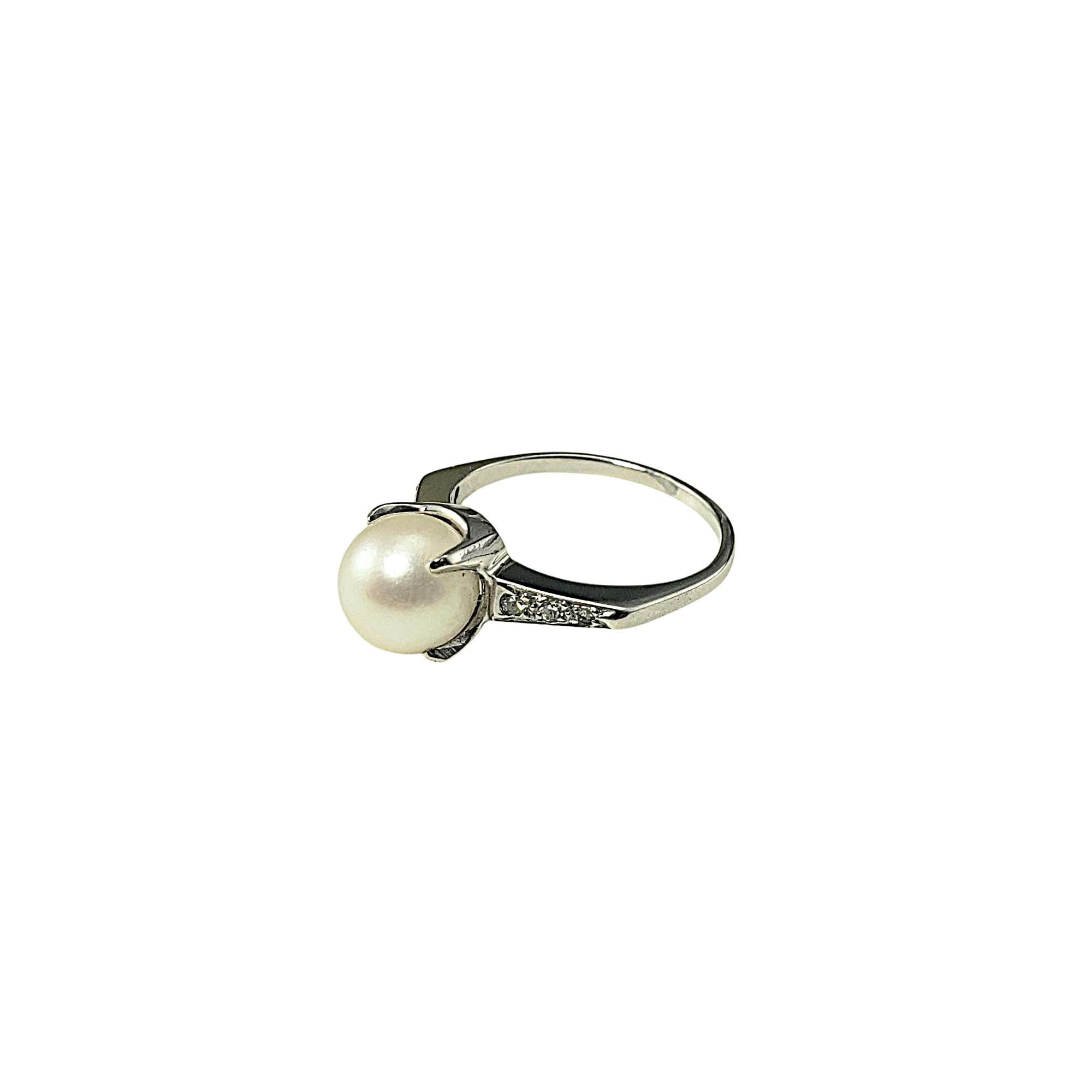 Bague en or blanc 10 carats et diamants Taille 4.25-4.5

Gracieuse et élégante, cette bague en or blanc 10 carats présente en son centre une perle de culture lumineuse de 7,5 mm, rehaussée de chaque côté par trois étincelants diamants ronds de