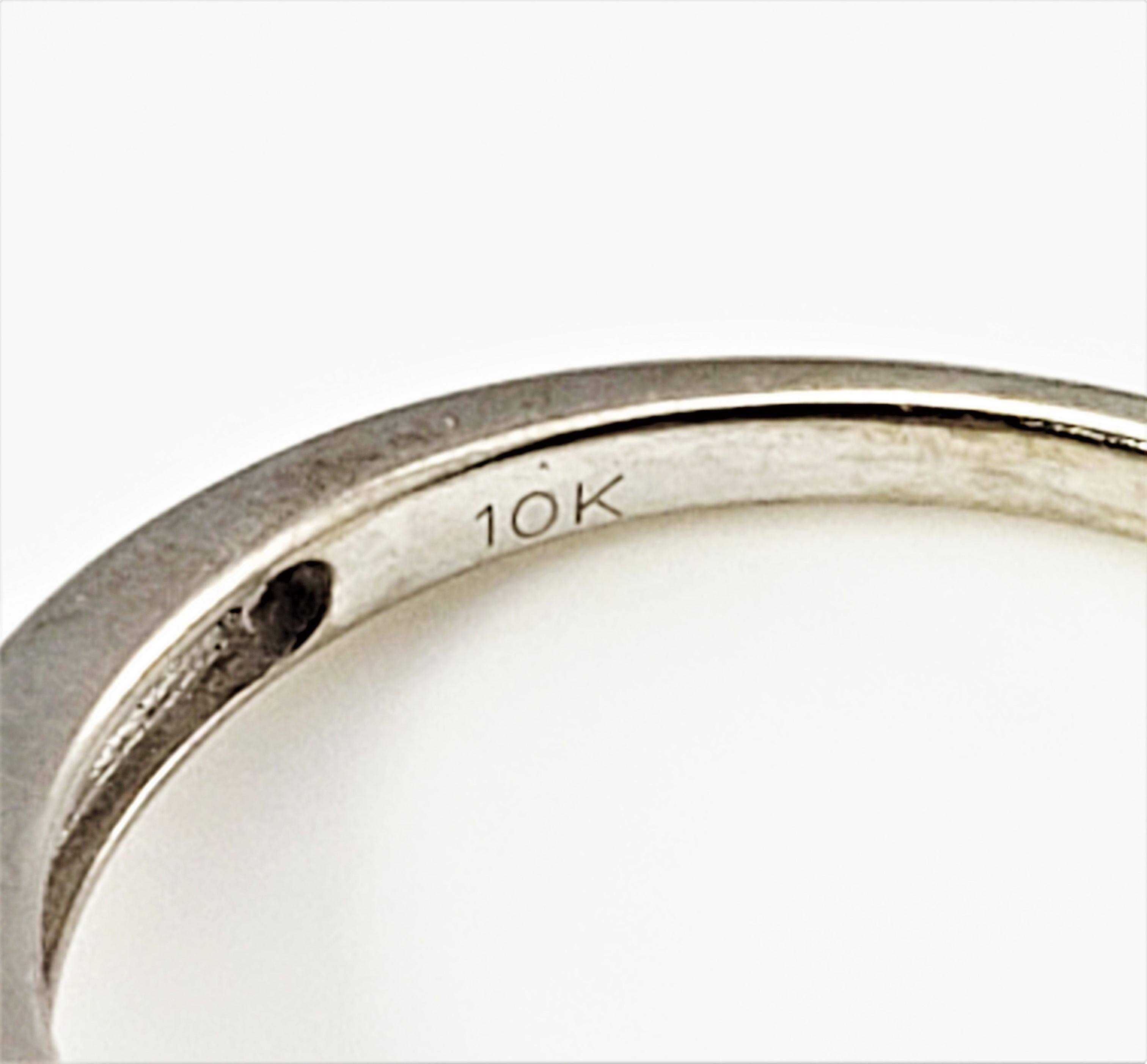 Ring aus 10 Karat Weißgold mit Diamanten 2