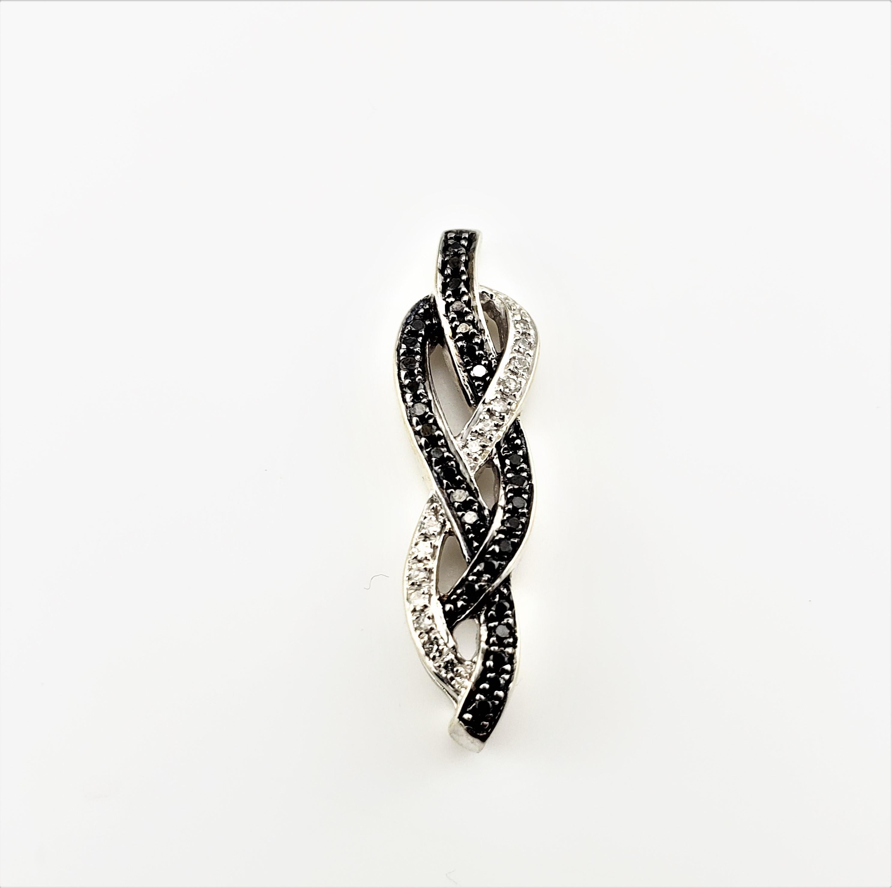 10 Karat White Gold Black and White Diamond Pendant In Good Condition For Sale In Washington Depot, CT