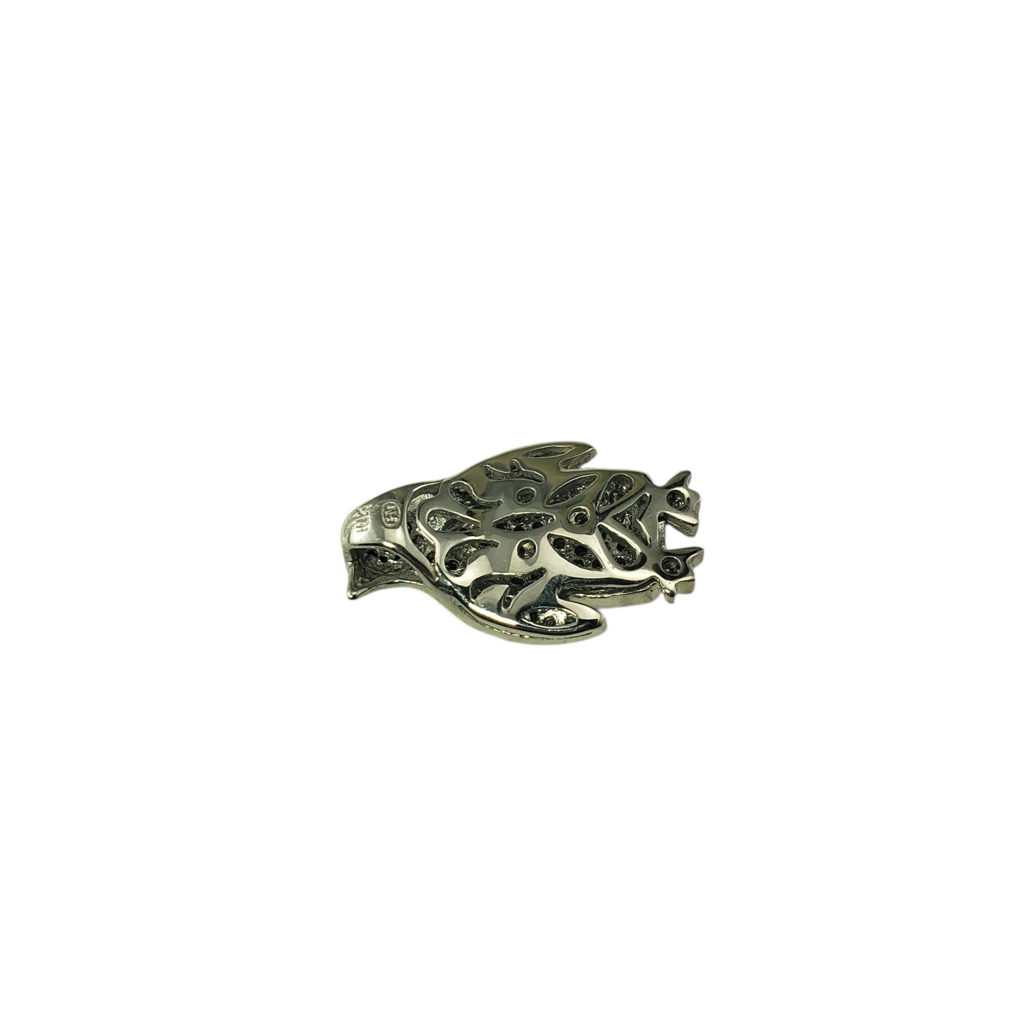 Ciondolo a forma di pinguino con diamante bianco e nero in oro bianco 10 carati.

Questo stravagante ciondolo a forma di pinguino è realizzato in oro bianco 10K e impreziosito da scintillanti diamanti bianchi e neri, che conferiscono personalità e