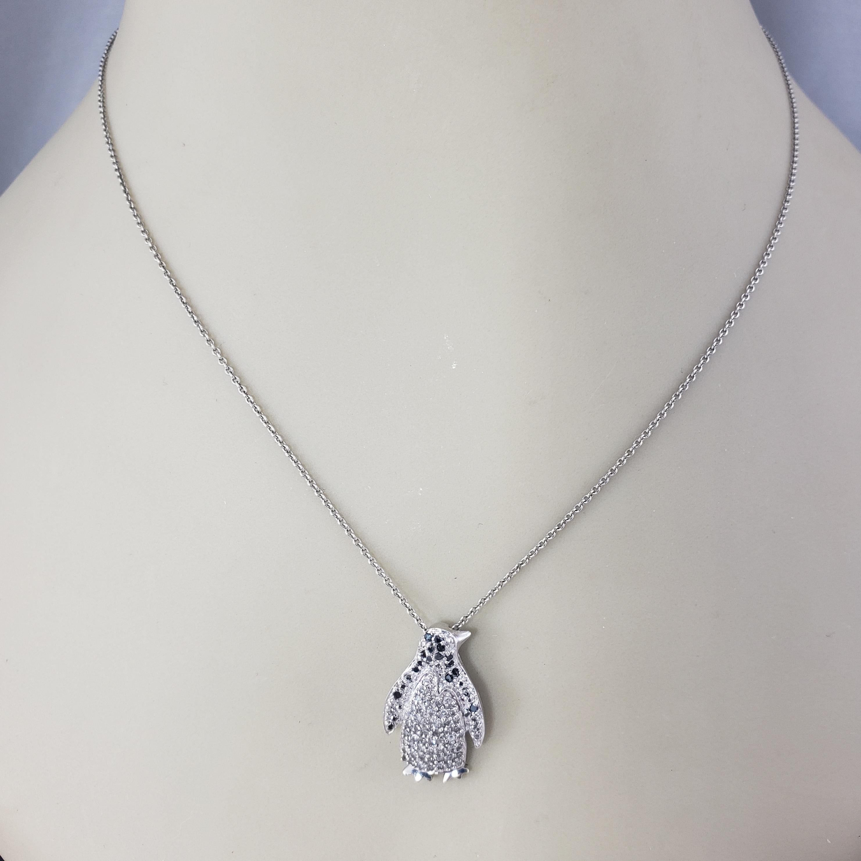 Donna Ciondolo a forma di pinguino con diamante bianco e nero in oro bianco 10 carati #21449 in vendita