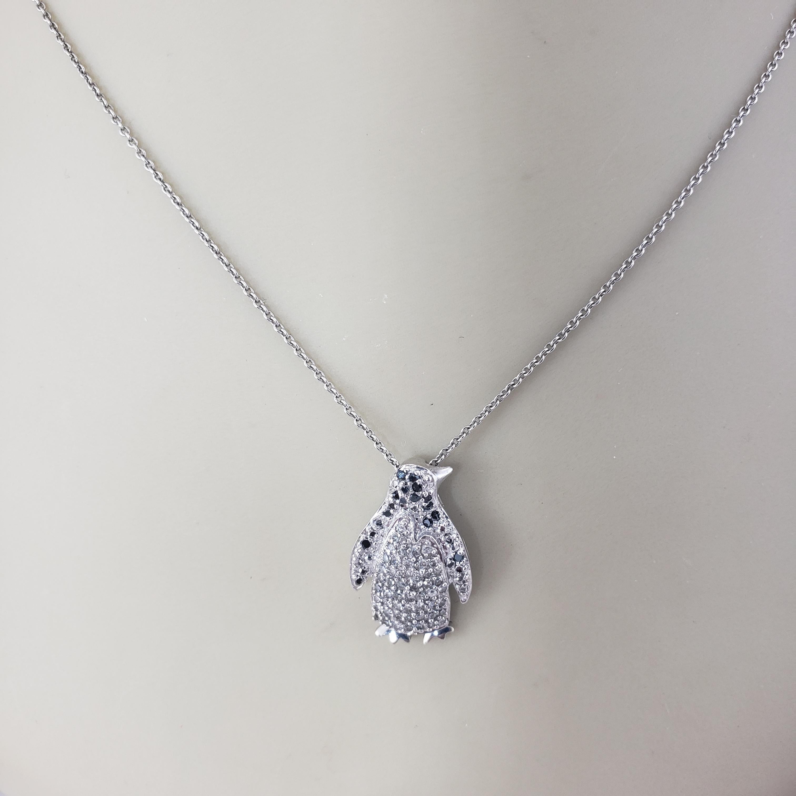 Ciondolo a forma di pinguino con diamante bianco e nero in oro bianco 10 carati #21449 in vendita 1