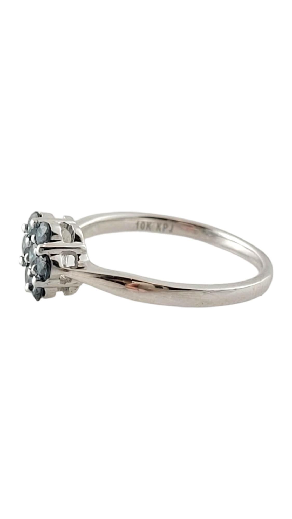 Anillo de diamantes tratados con color azul de oro blanco de 10 quilates talla 7

Este precioso anillo está fabricado en oro blanco de 10 quilates y tiene 7 impresionantes diamantes azules.

Peso total aproximado del diamante: 0,35 cts

Color del