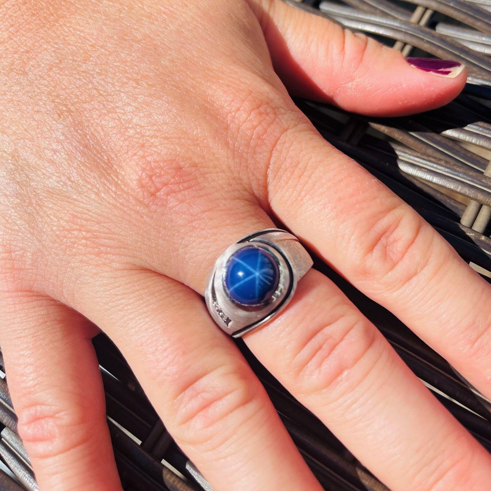 10k Weißgold Blauer Stern Saphir und Diamant Ring Größe 8

Zustand:  Ausgezeichneter Zustand, professionell gereinigt und poliert
Metall:  10k Gold (markiert und professionell getestet)
Gewicht:  7.8g
Edelstein:  blauer Sternsaphir mit 10 mm