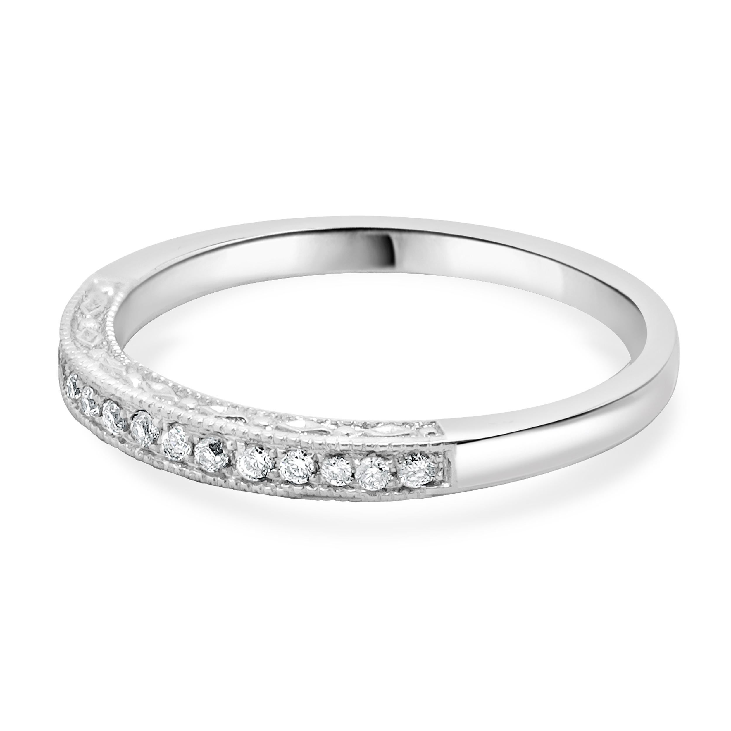Diseñador: diseño personalizado
Material: Oro blanco de 10 quilates 
Diamantes: 15 talla brillante redonda = 0,07cttw
Color: I
Claridad: SI2
Talla: 6.5 (por favor, prevea dos días de envío adicionales para solicitudes de talla)  
Dimensiones: el