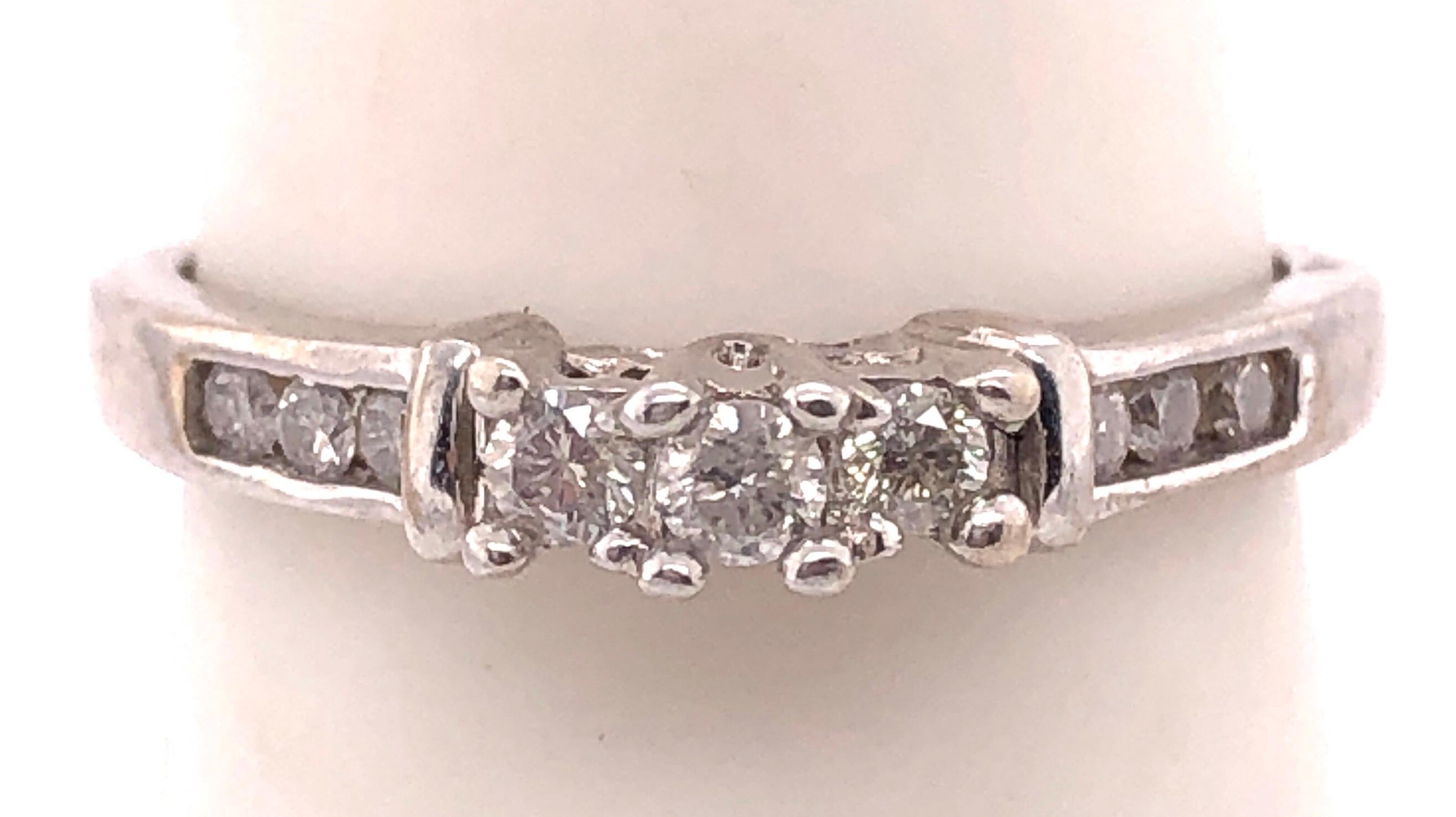 Moderno Anello di fidanzamento con diamante a fascia in oro bianco 10 carati in vendita