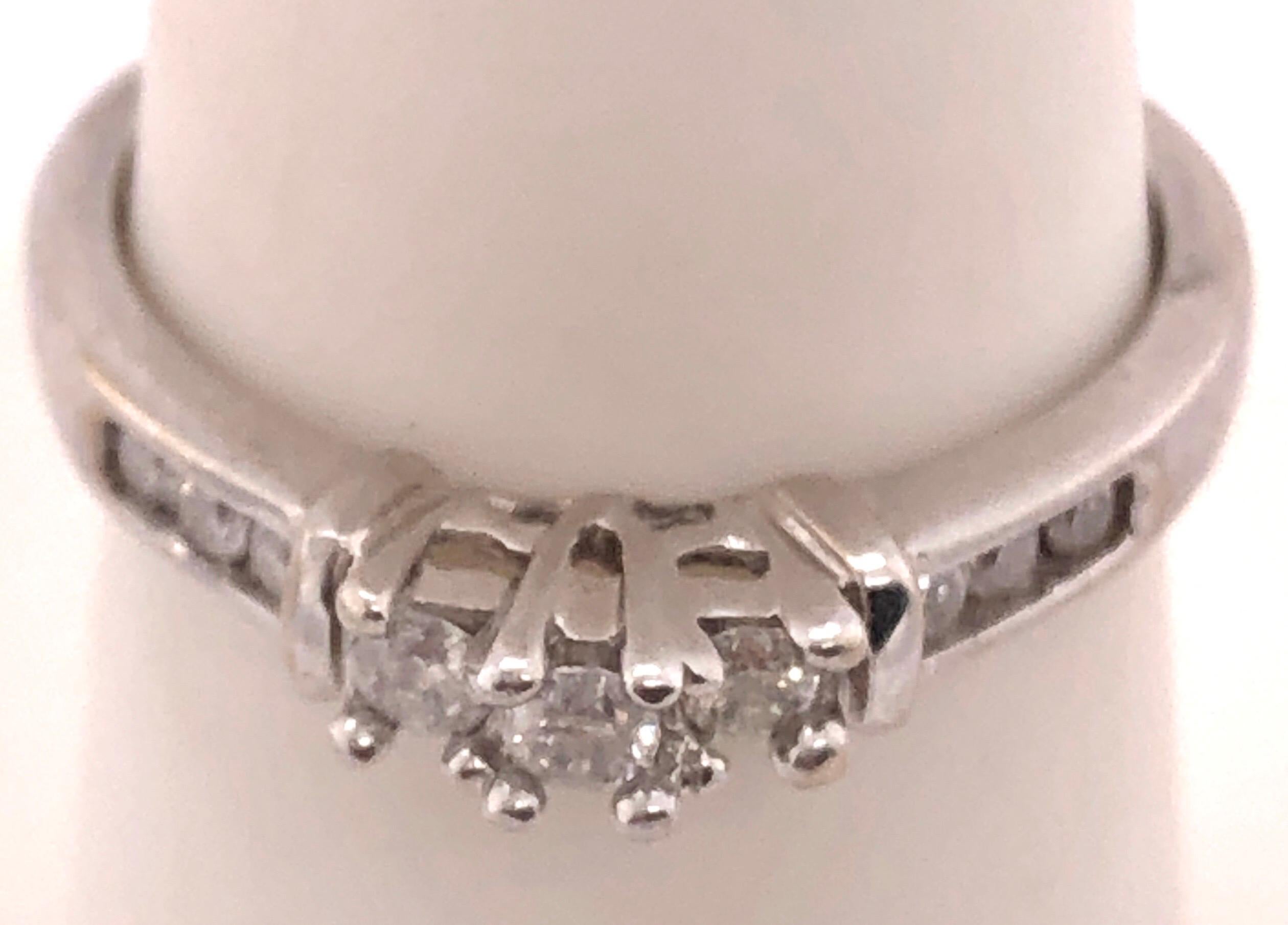 Anello di fidanzamento con diamante a fascia in oro bianco 10 carati In condizioni buone in vendita a Manhasset, NY