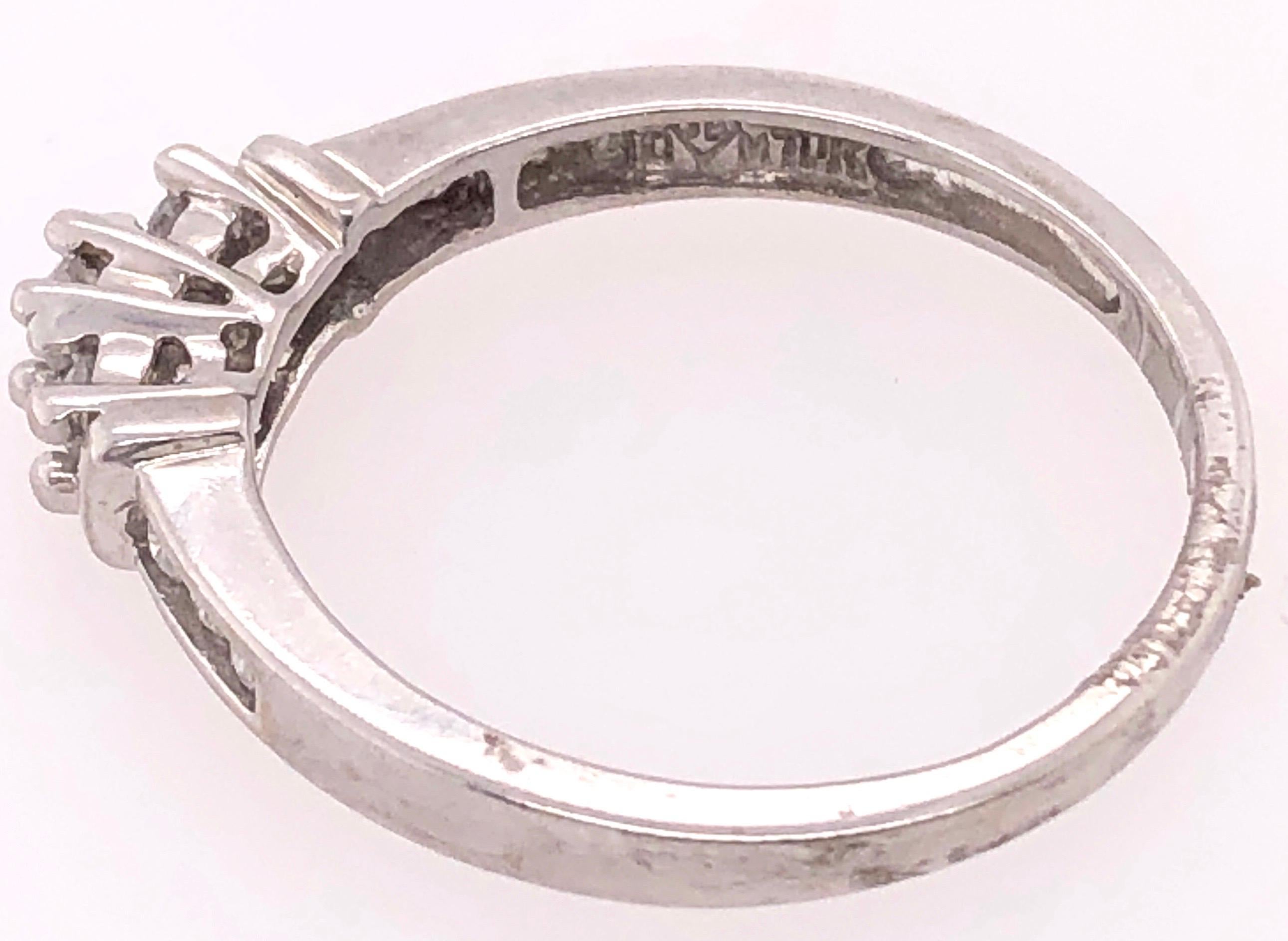 10 Karat White Gold Diamond Band Engagement Wedding Ring In Good Condition For Sale In Stamford, CT