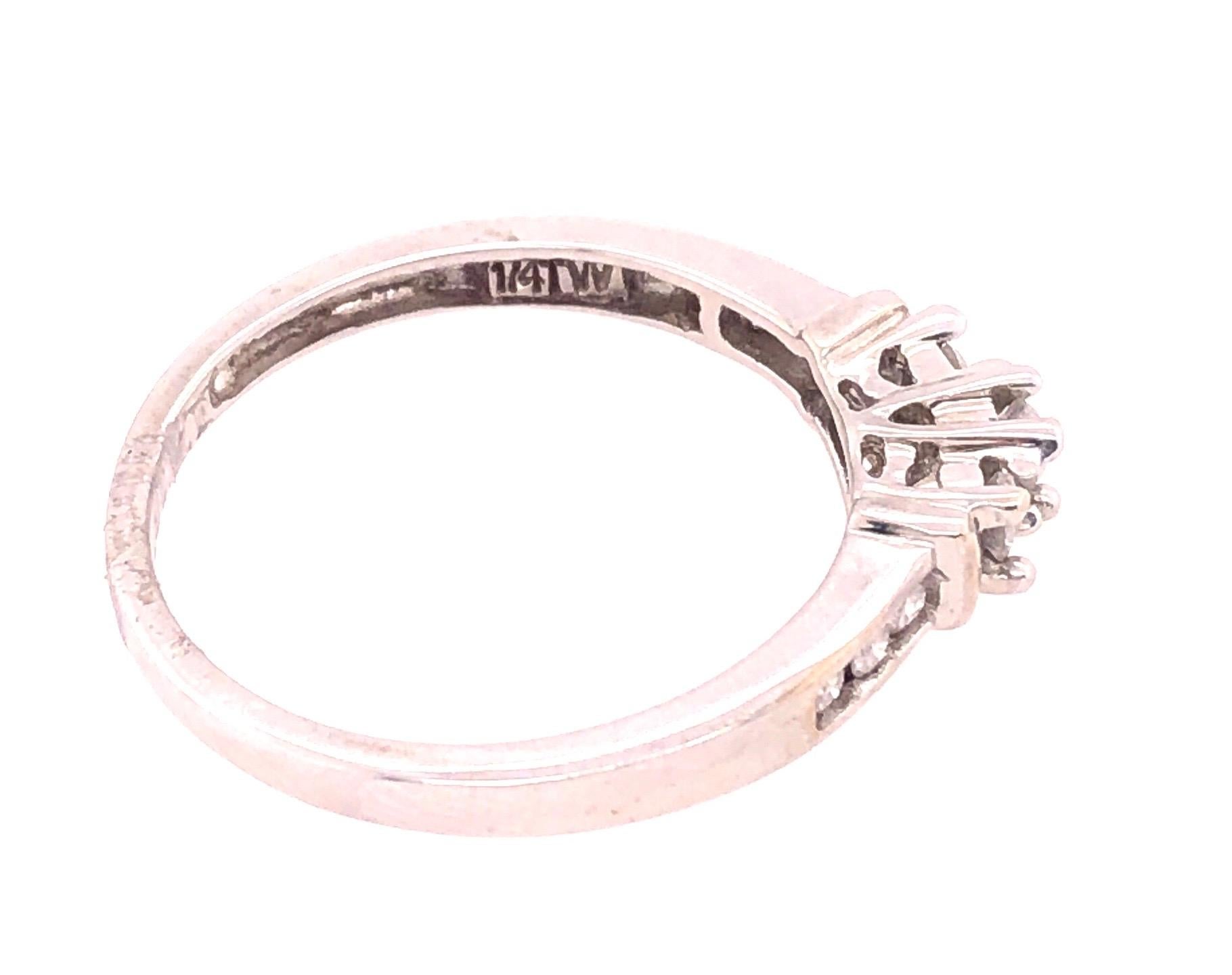 Anello di fidanzamento con diamante a fascia in oro bianco 10 carati in vendita 3