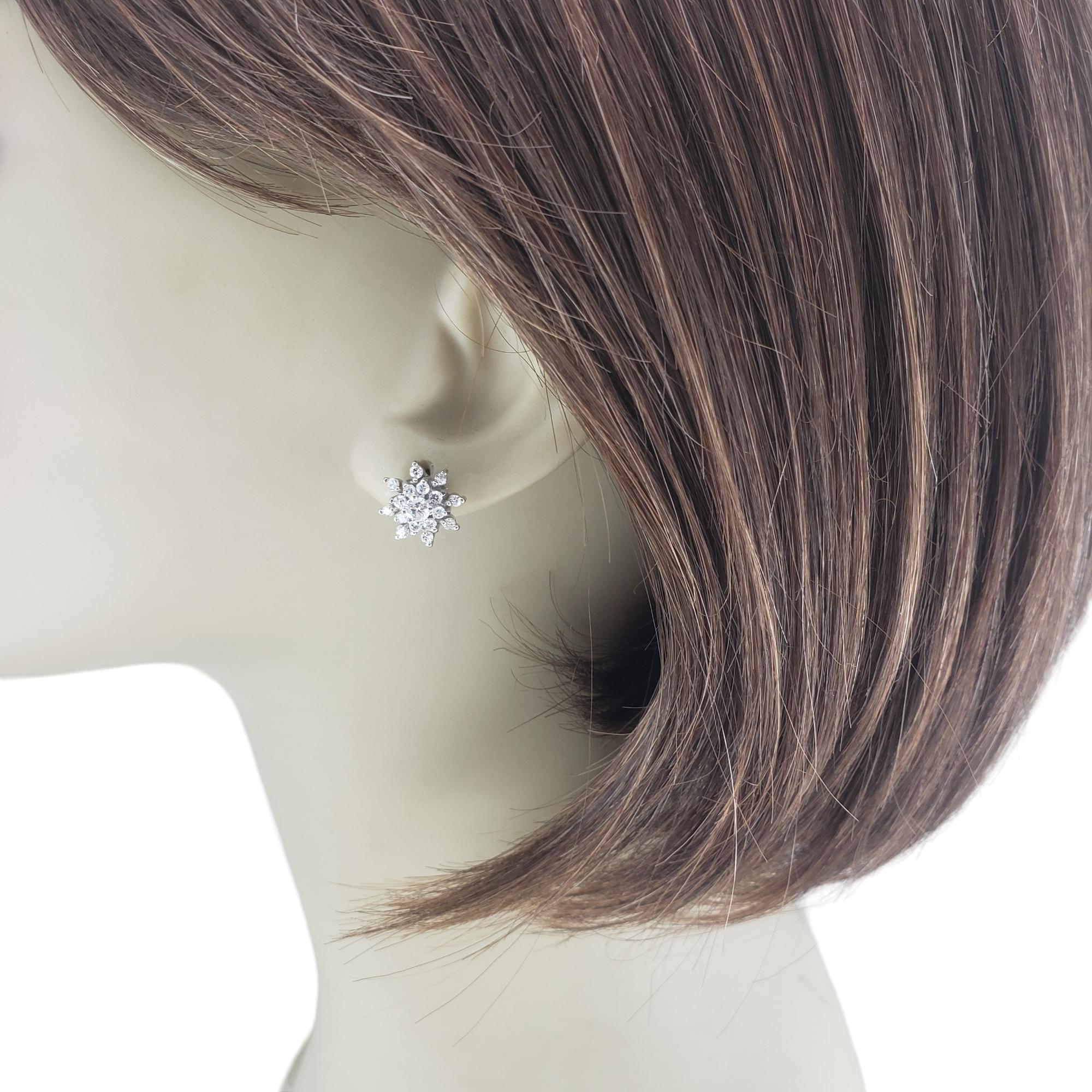 Boucles d'oreilles grappe de diamants en or blanc 10 carats #16239 en vente 2