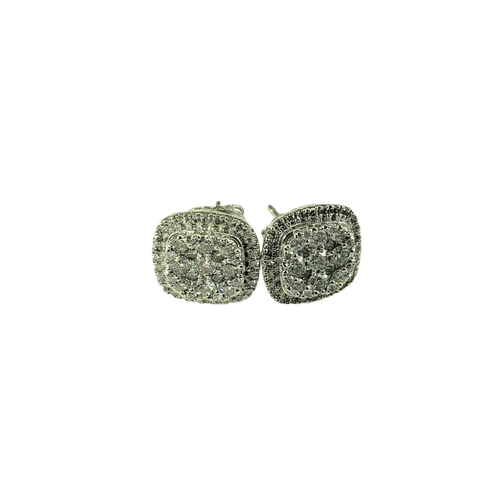 Orecchini a grappolo con diamanti in oro bianco 10 kt.

Questi scintillanti orecchini presentano ciascuno 49 diamanti rotondi a taglio brillante e singolo incastonati nel classico oro bianco 10K.  Chiusure push back.

Peso totale approssimativo dei