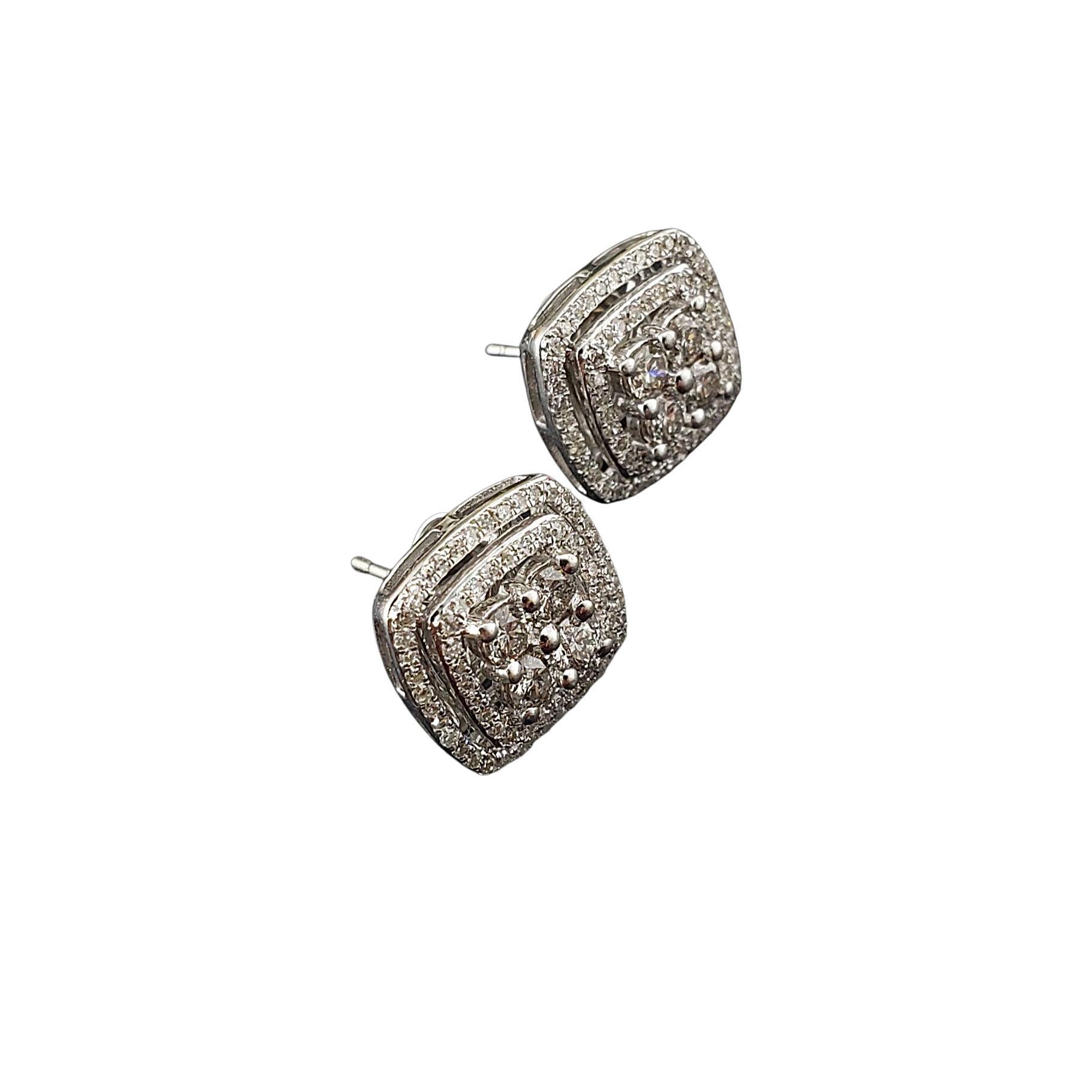 10 Karat White Gold Diamond Cluster Earrings #21980 Corte redondo en venta